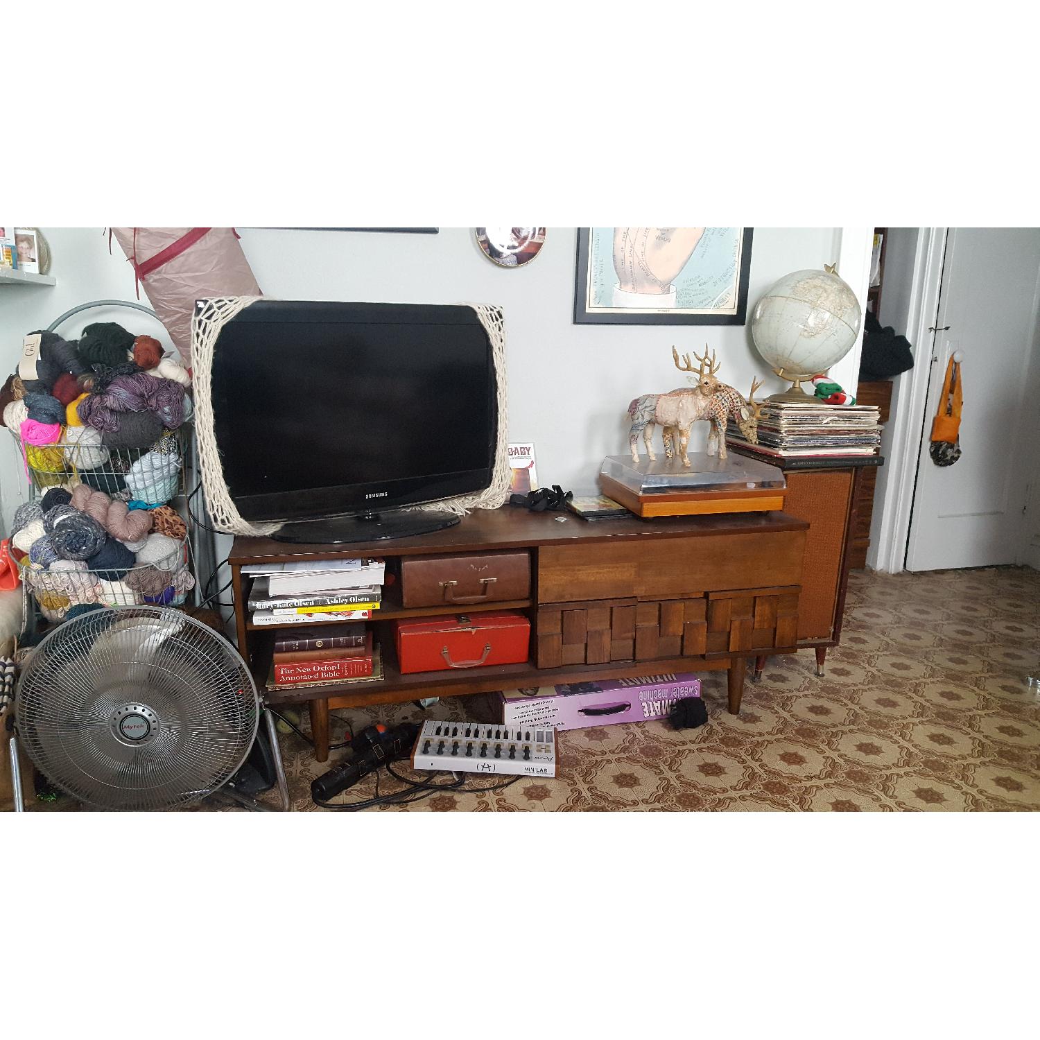 Carson Carrington Tessuto Mid-Century Modern TV Console - image-3