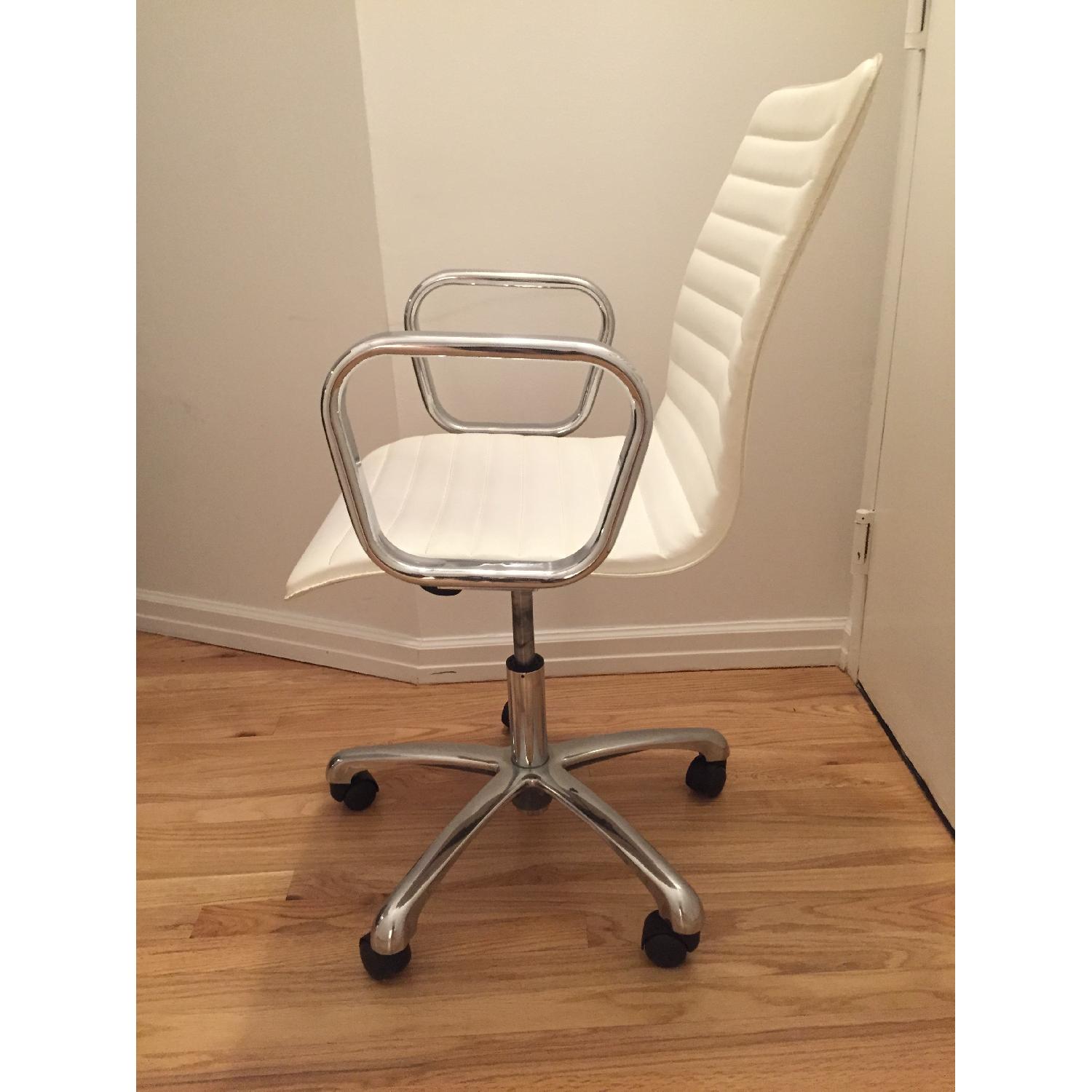 Crate & Barrel Spotlight Desk & Office Chair AptDeco