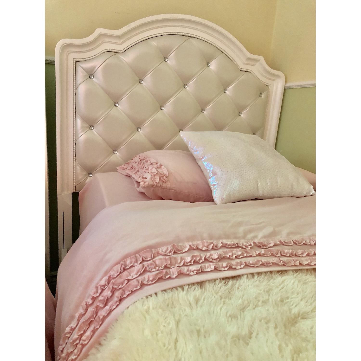 Bob's Madelyn Twin Princess Bed - image-3