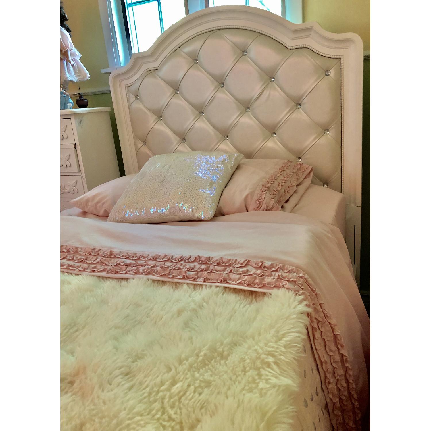 Bob's Madelyn Twin Princess Bed - image-4
