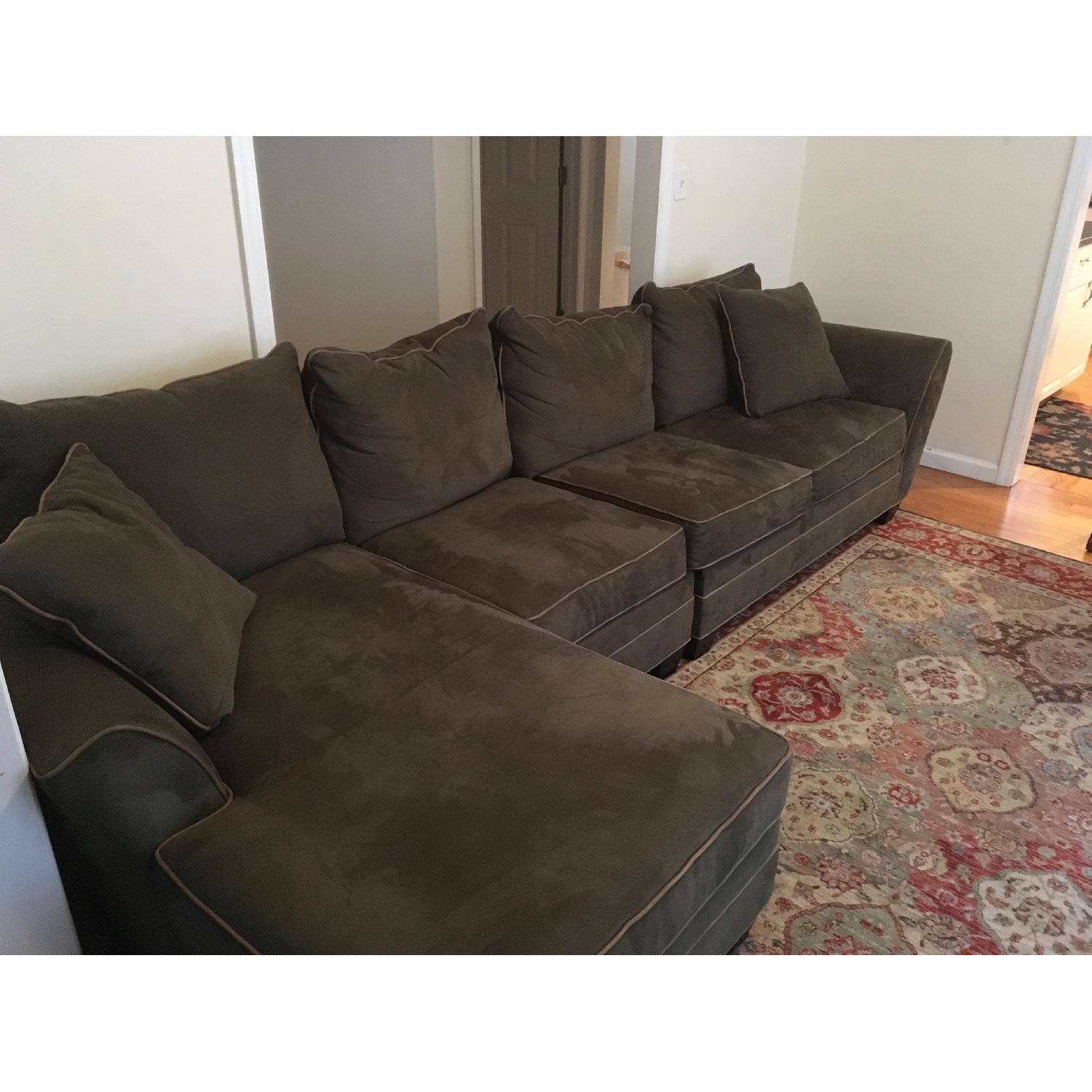 Raymour & Flanigan Sectional sofa - AptDeco
