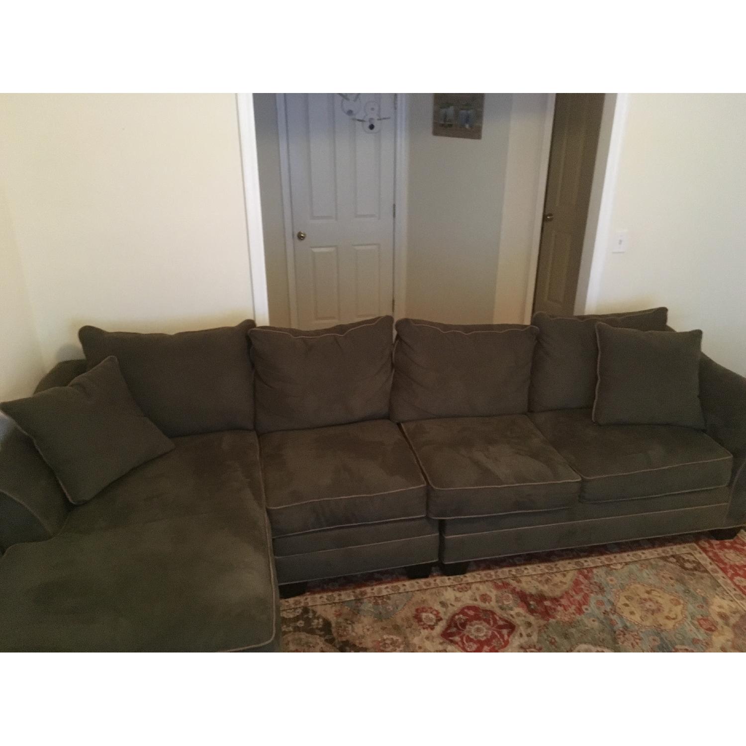 Raymour & Flanigan Sectional sofa - AptDeco