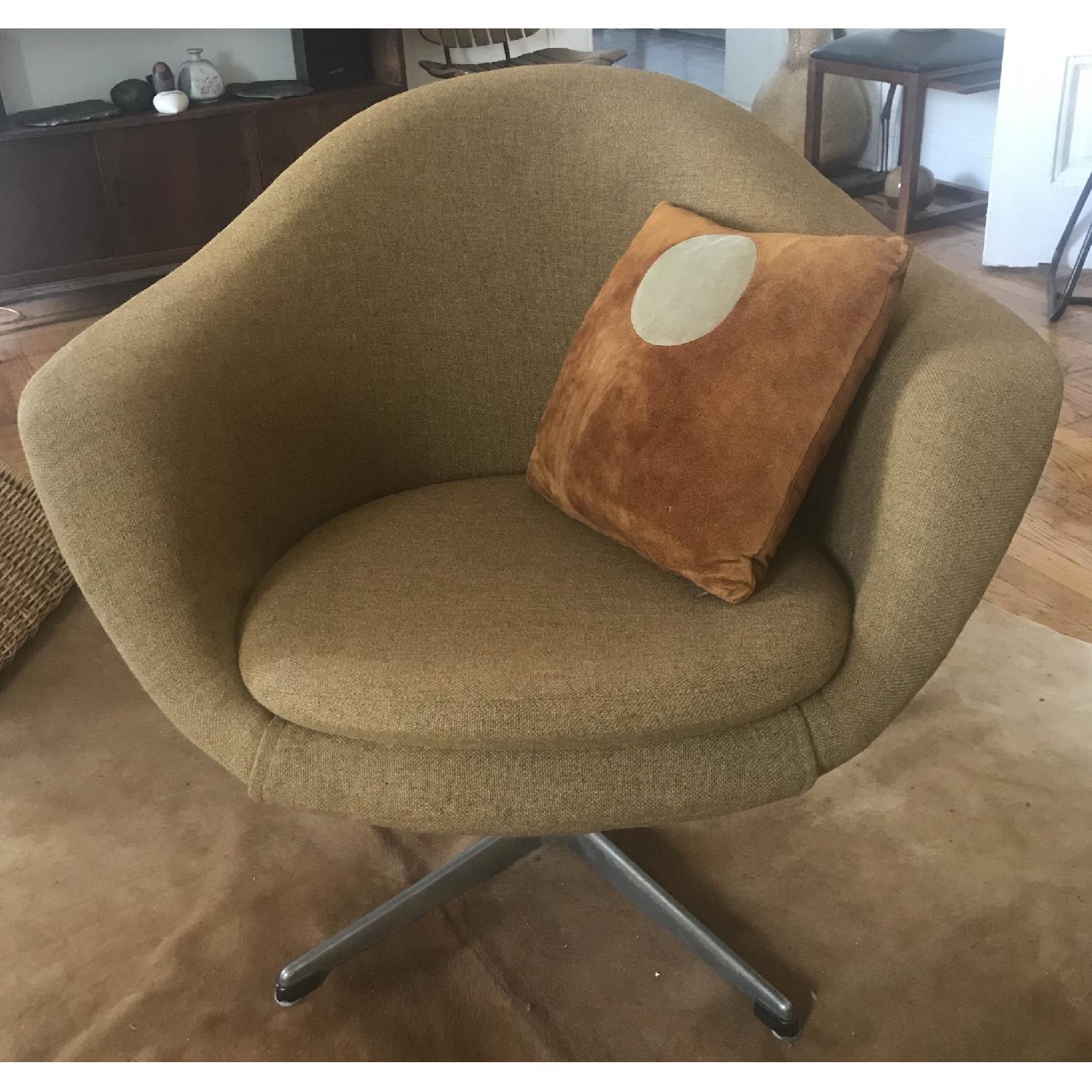 Mobler Mid-Century Danish Swivel Chair. - image-1