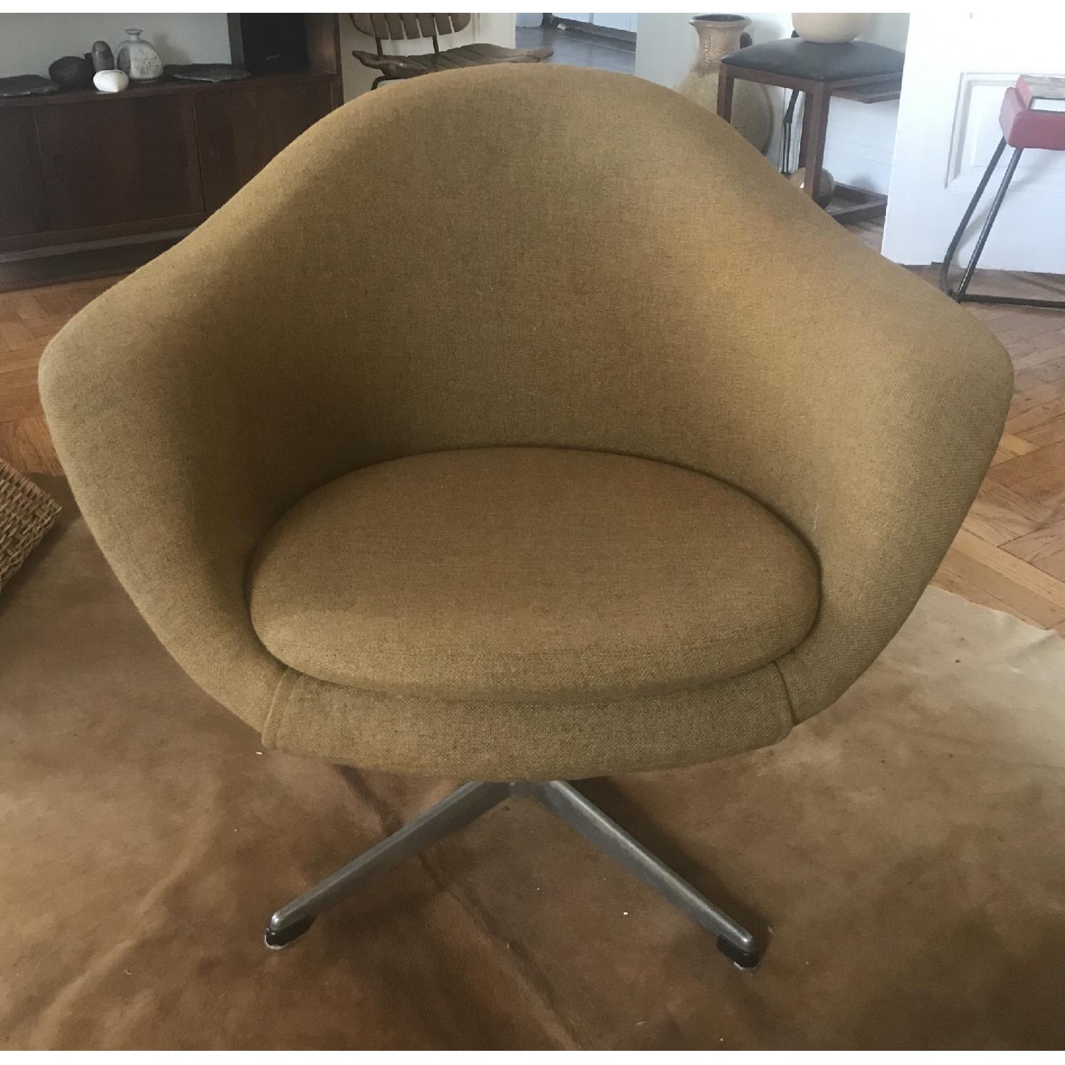 Mobler Mid-Century Danish Swivel Chair. - image-2
