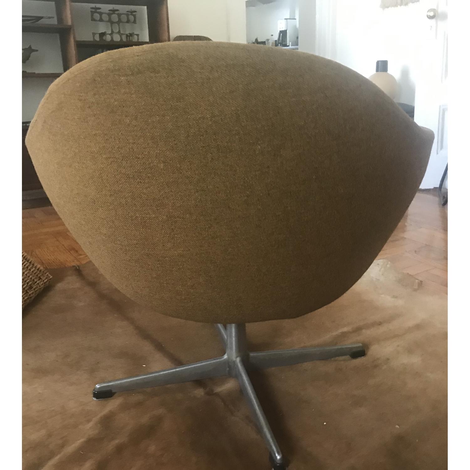 Mobler Mid-Century Danish Swivel Chair. - image-3