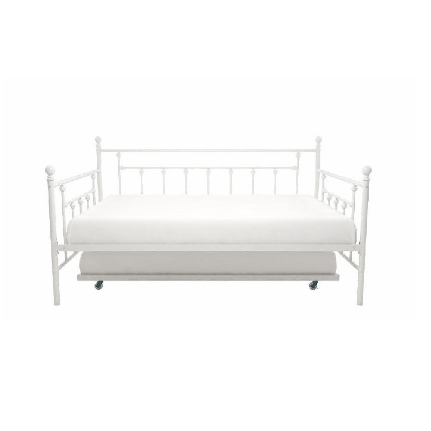 White Metal Daybed w/ Trundle - image-0