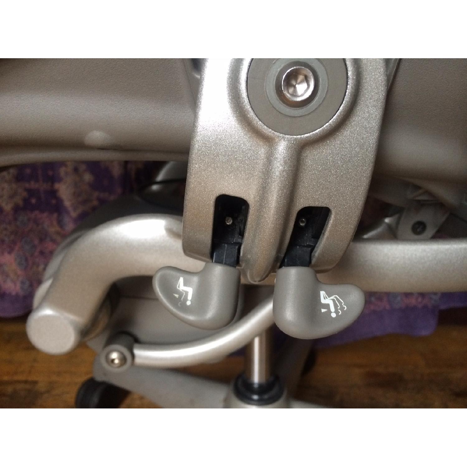 Herman Miller Aeron Chair - image-9