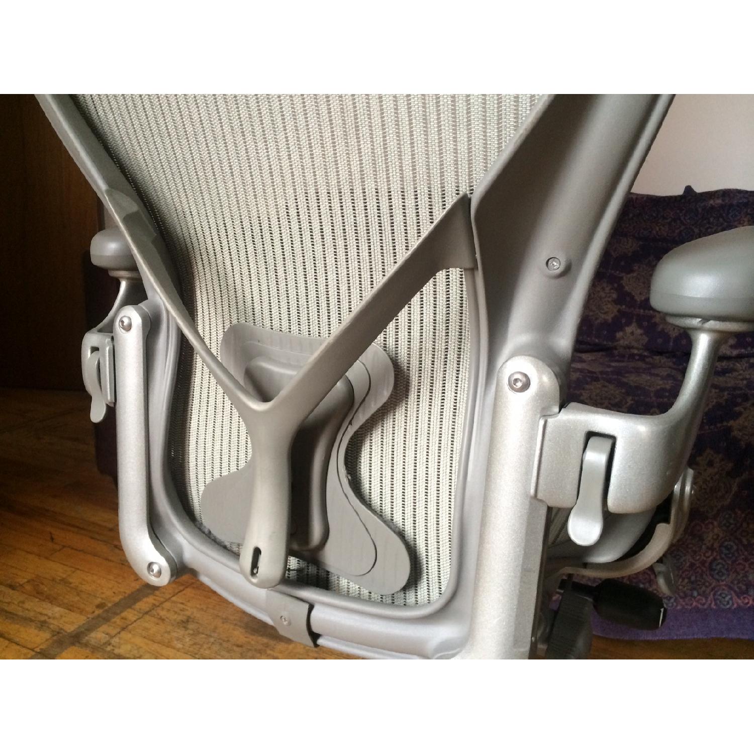 Herman Miller Aeron Chair - image-10