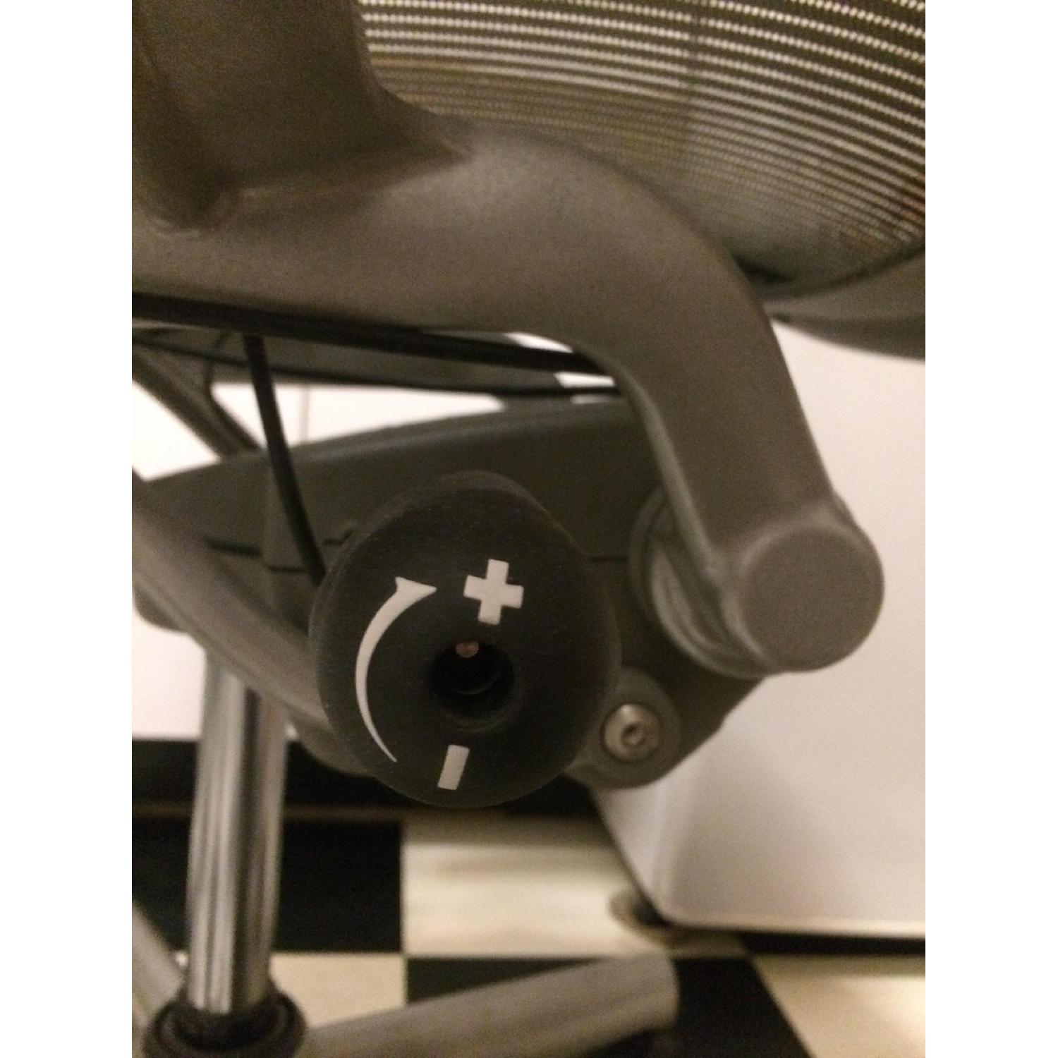 Herman Miller Aeron Chair - image-12