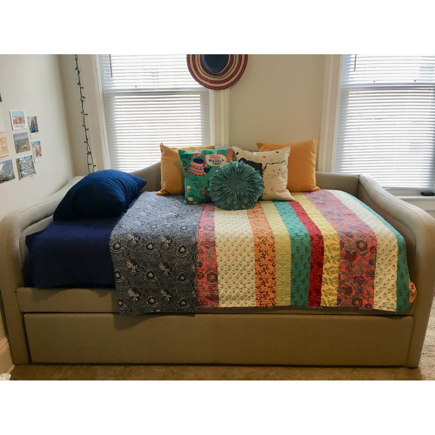 Raymour & Flanigan Tansley Daybed w/ Trundle AptDeco