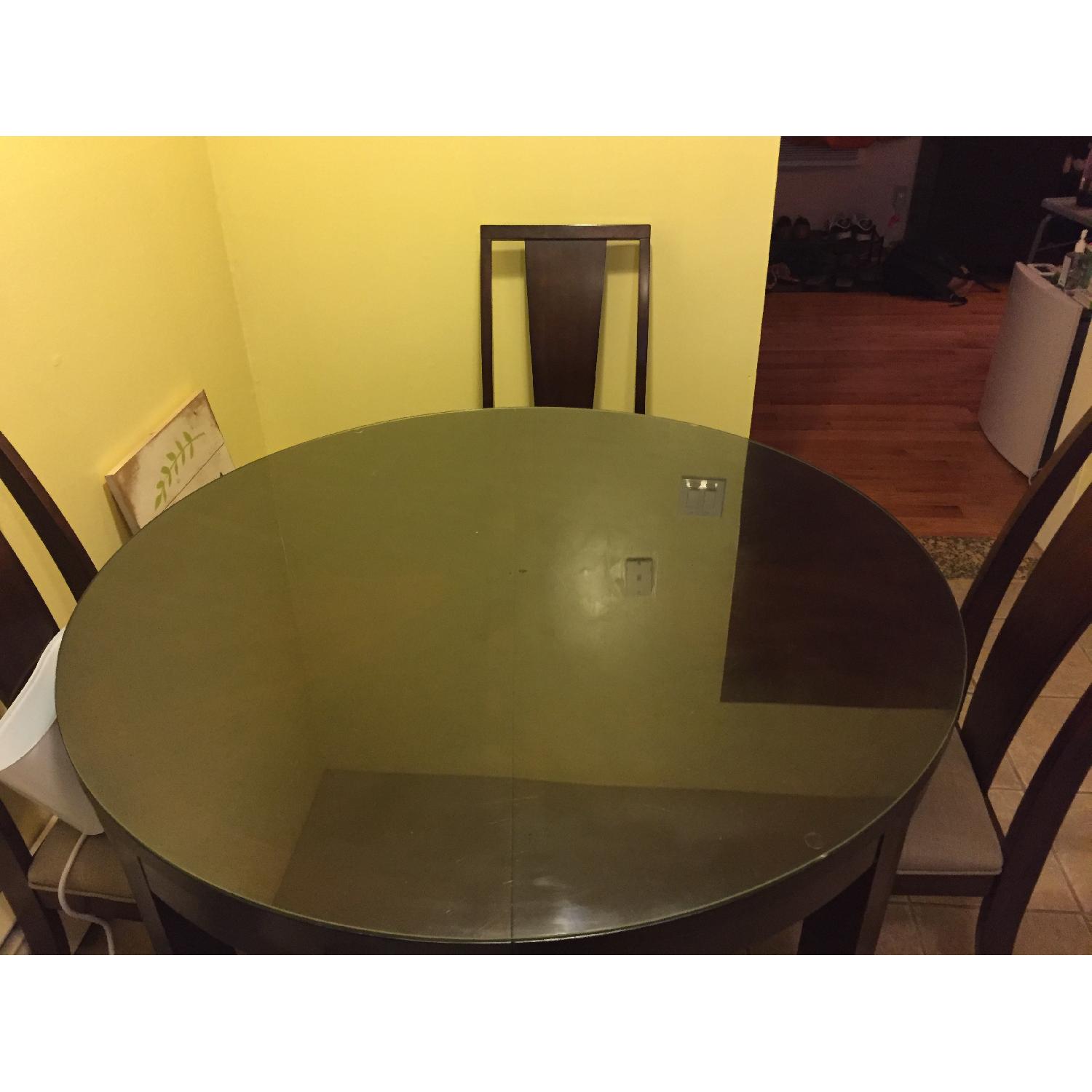 Round Expandable Dining Table w/ 4 Panel Back Chairs - image-7