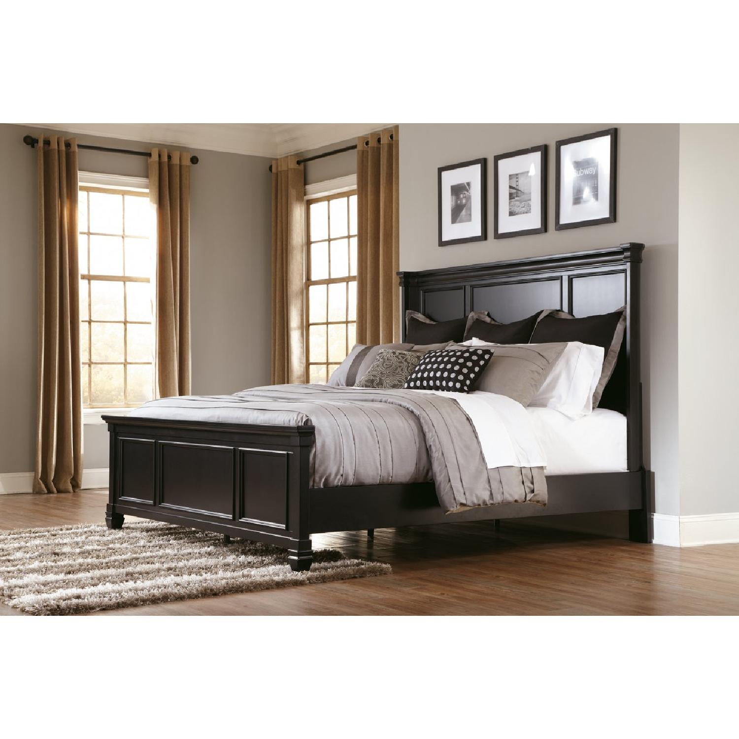 Ashley Greensburg Queen Panel Bed - image-4