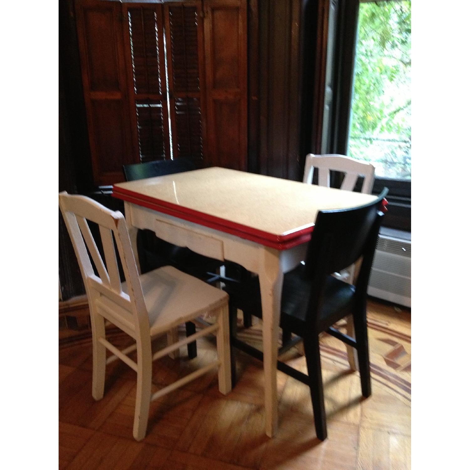 Vintage 1940's Table w/ 4 Chairs AptDeco