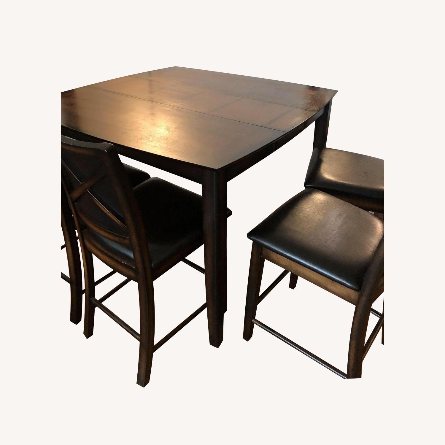 Raymour & Flanigan Amber Tall Expandable Table w/ 4 Stools AptDeco