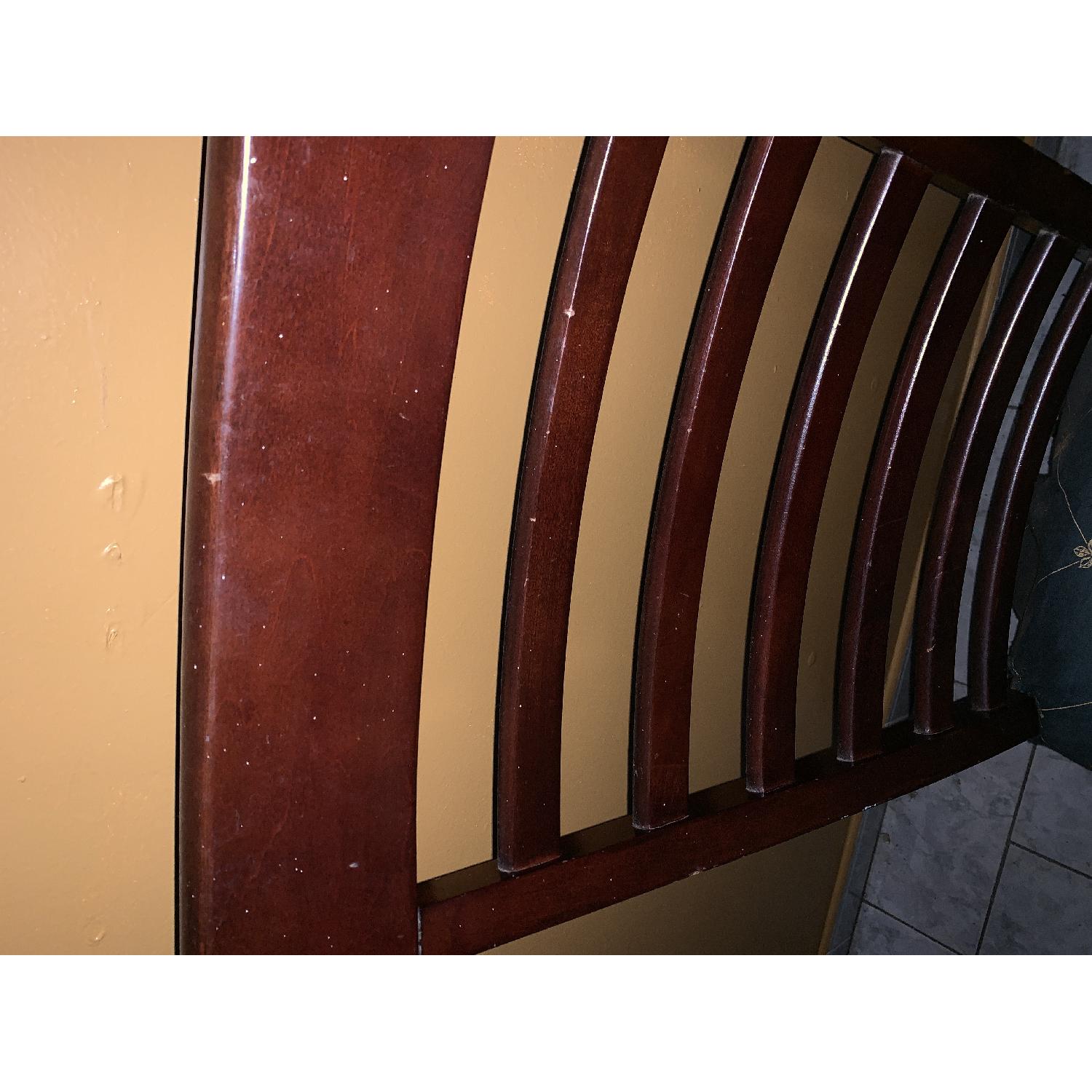 Round Glass Kitchen table w/ 5 Chairs - image-4