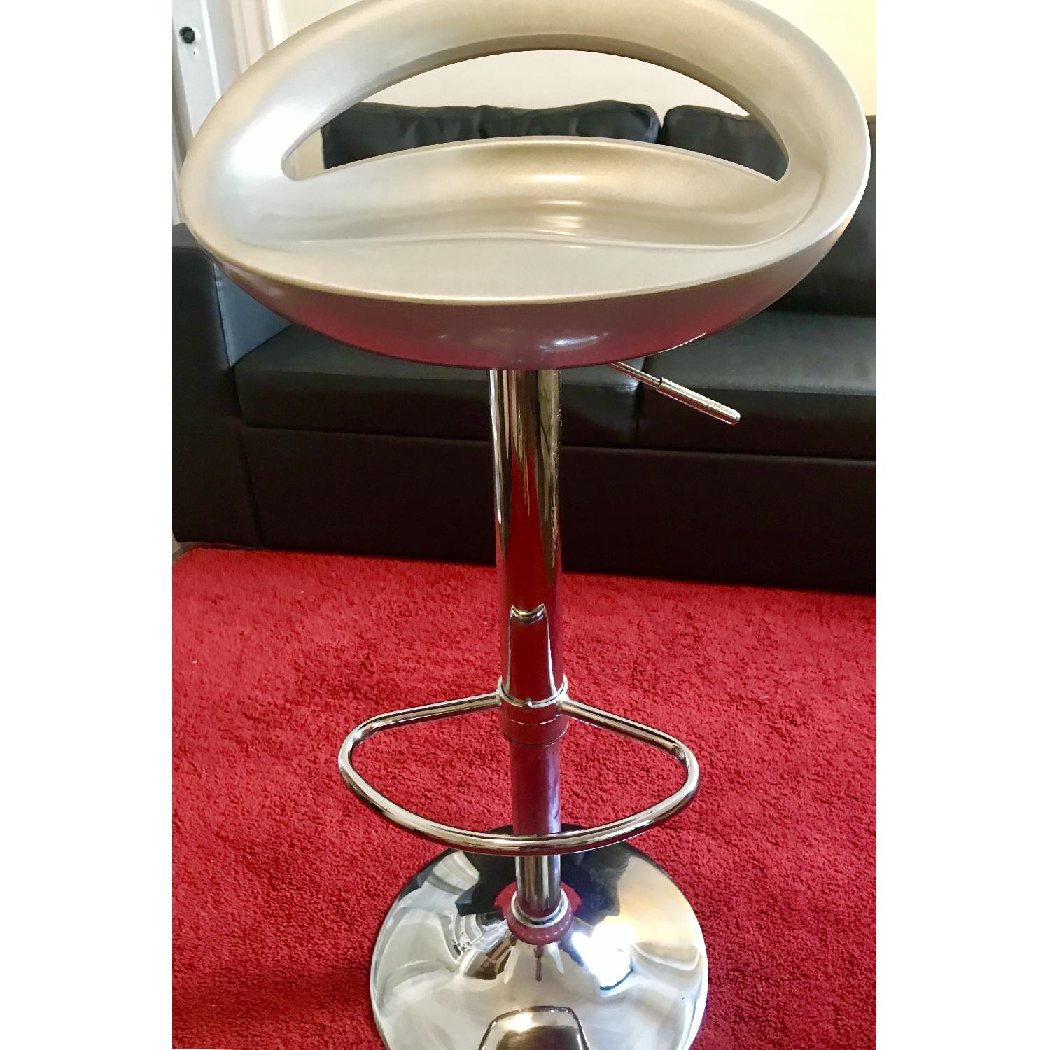 Pneumatic Adjustable Height Swivel Bar Stools - image-7