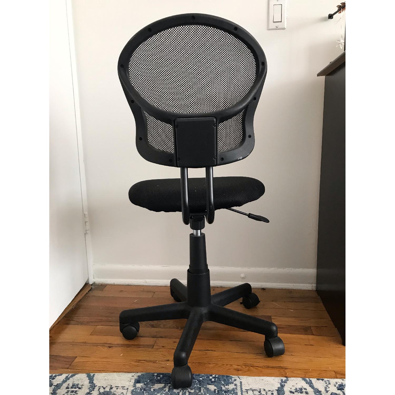 Staples Black Swivel Office Chair AptDeco