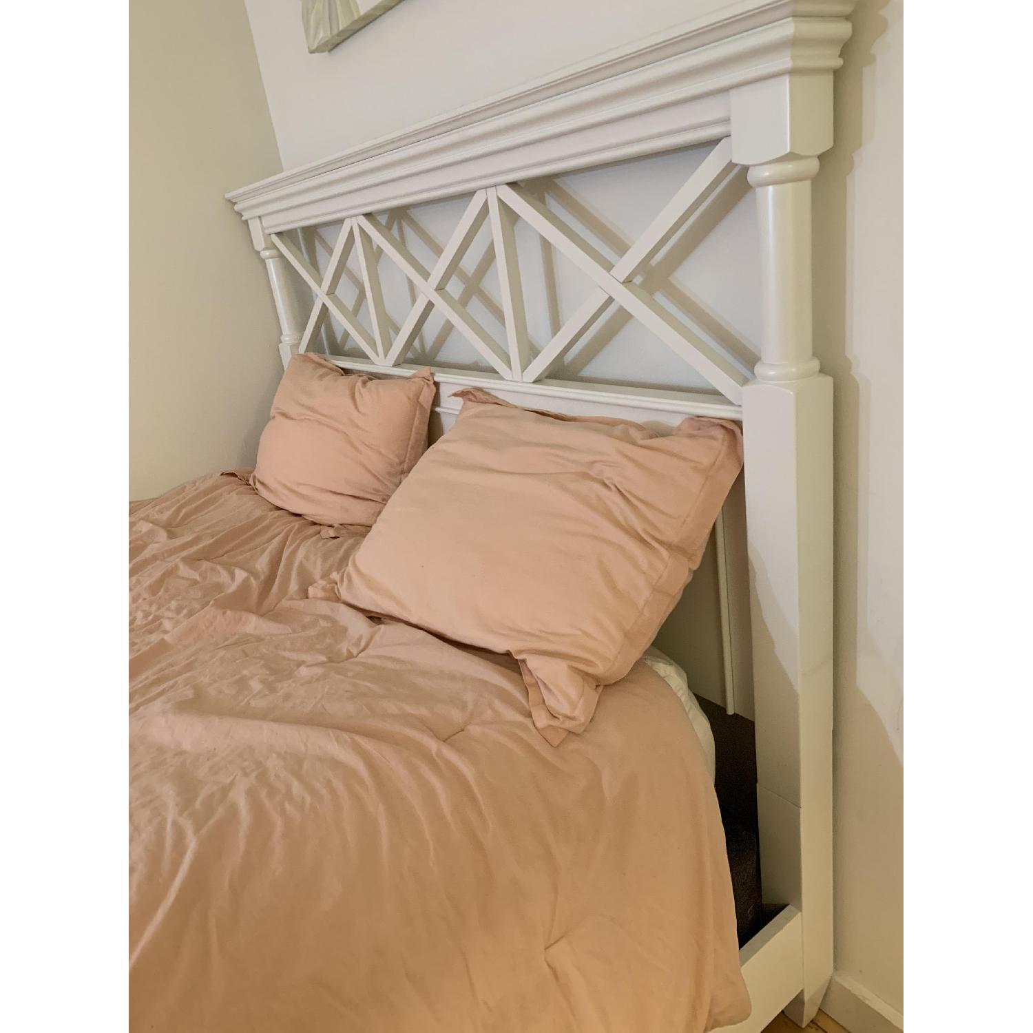 Raymour & Flanigan Retreat Queen Panel Bed - image-10