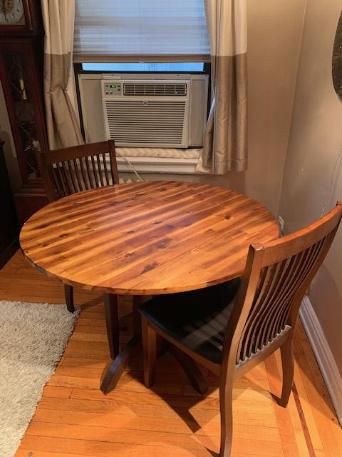 Raymour & Flanigan Double Drop-Leaf Round Table w/ 2 Chairs