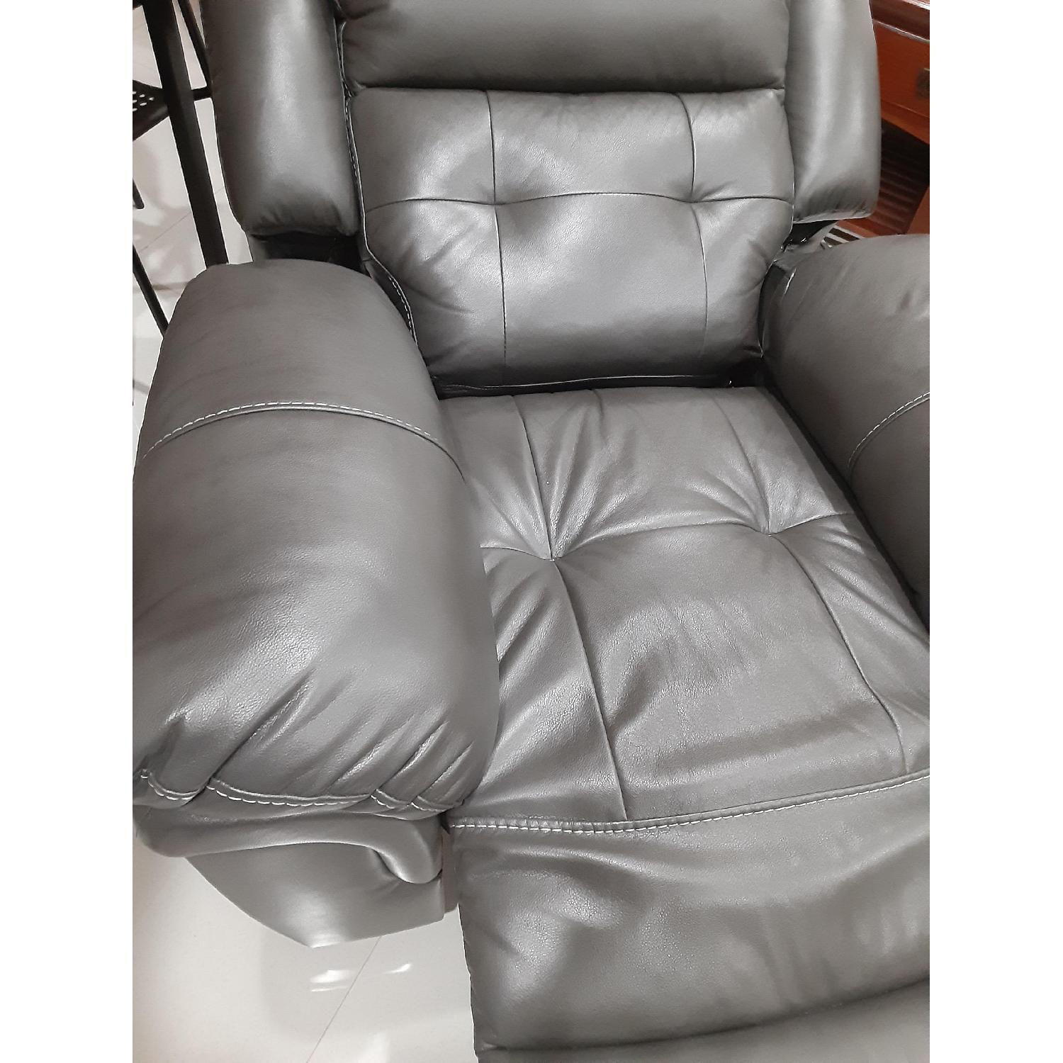 Bob's Navigator Power Recliner - image-2