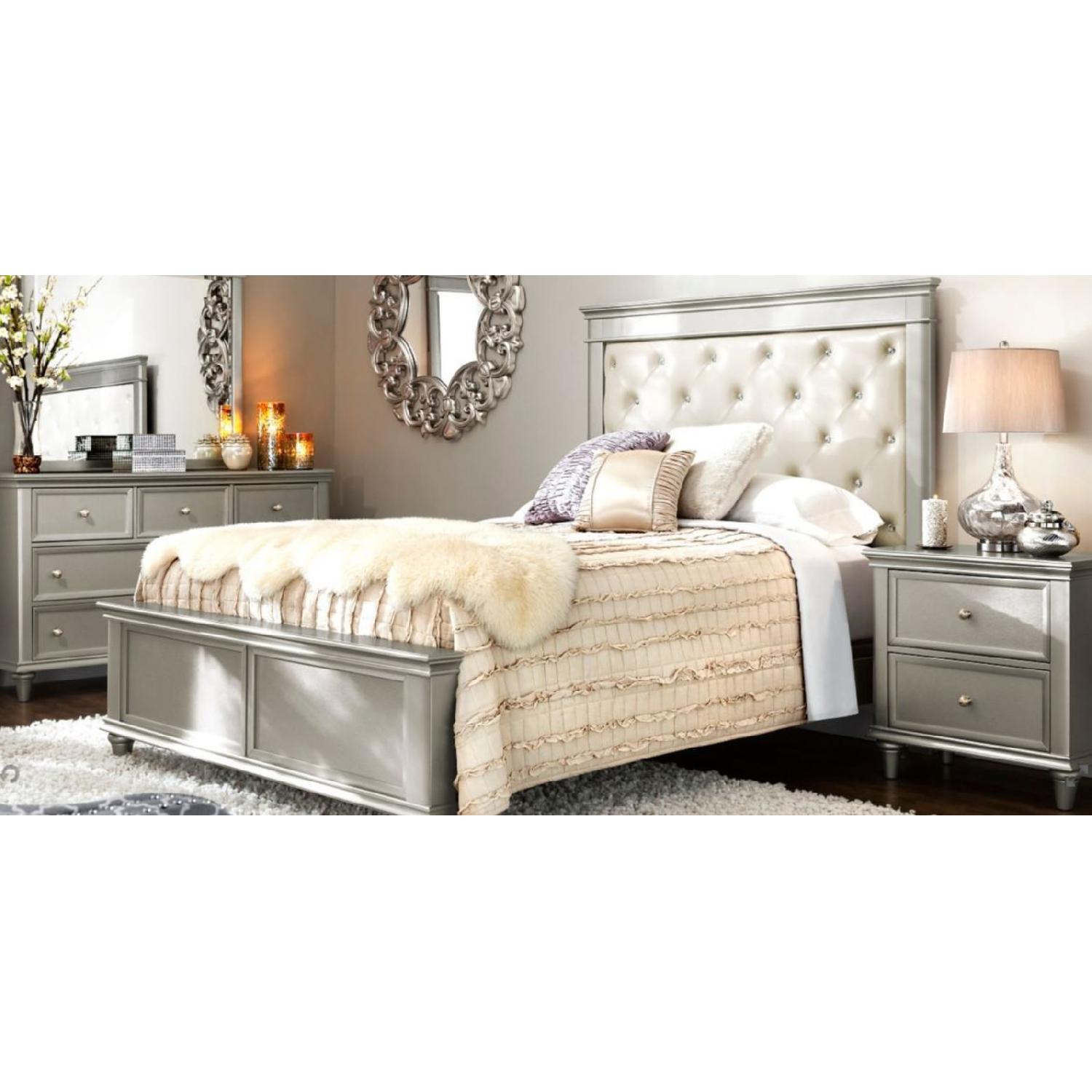 Raymour & Flanigan Tufted Queen Size Bed AptDeco