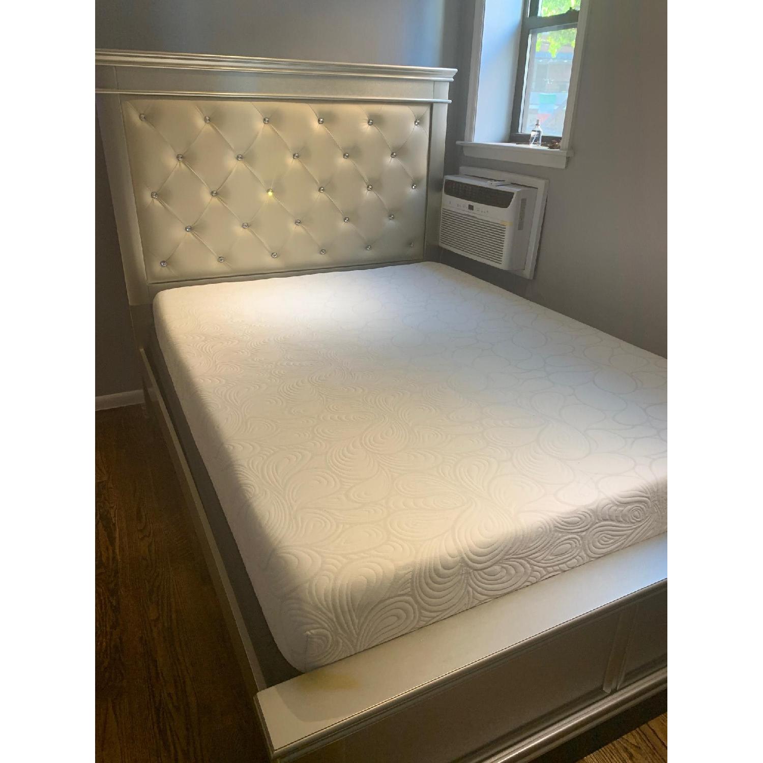 Raymour & Flanigan Tufted Queen Size Bed AptDeco