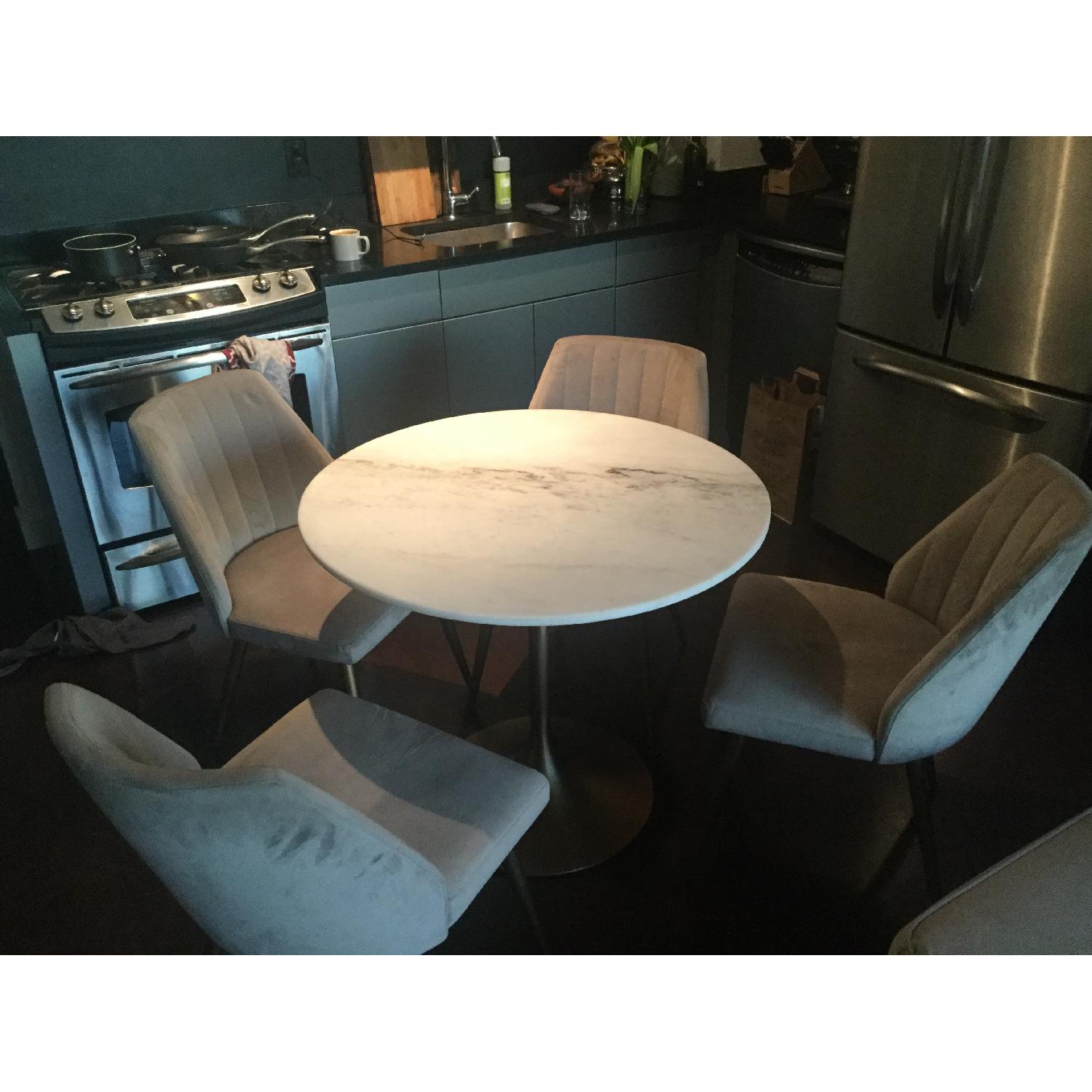 Round Dining Table w/ 4 Chairs - AptDeco