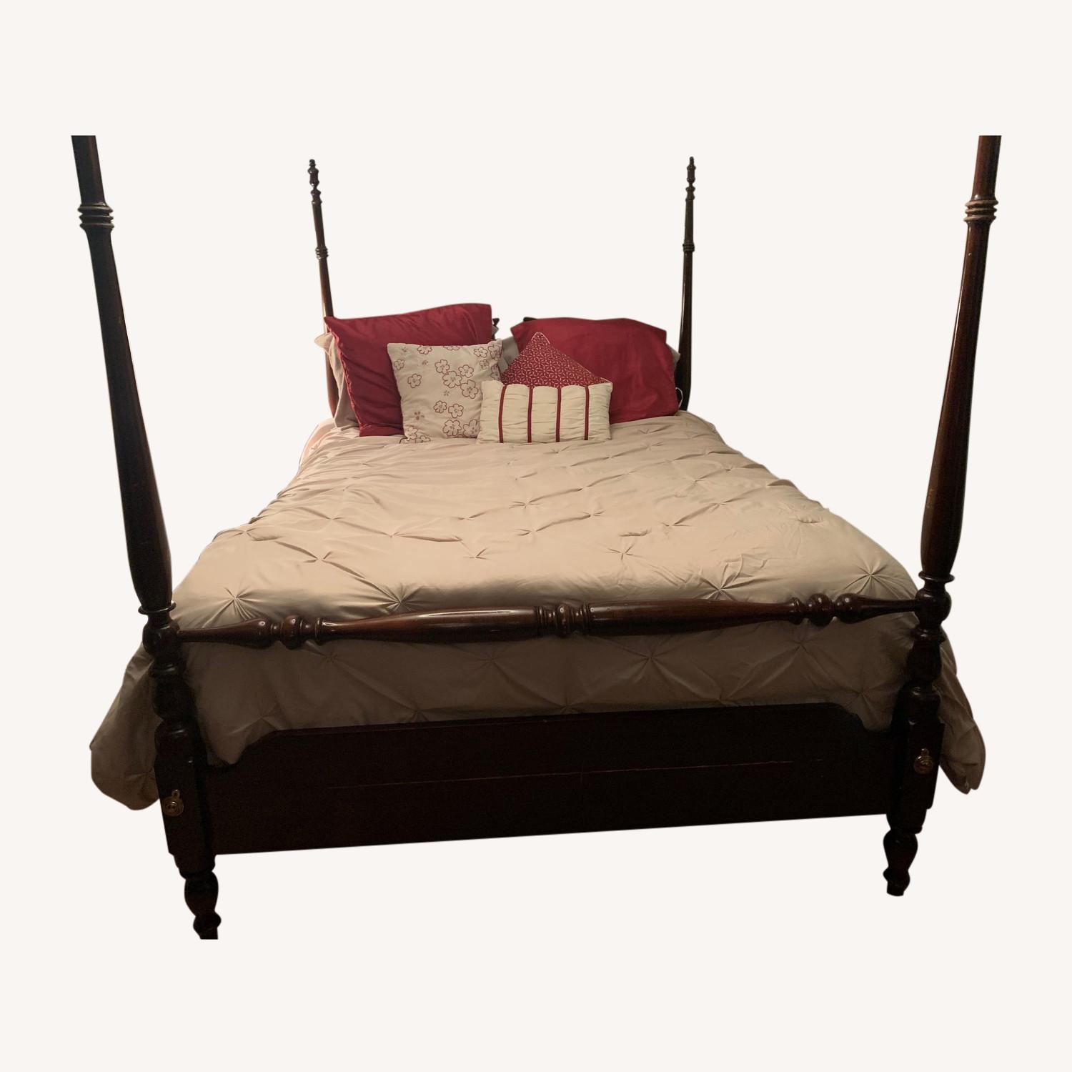 Thomasville Vintage 4Post Queen Bed AptDeco