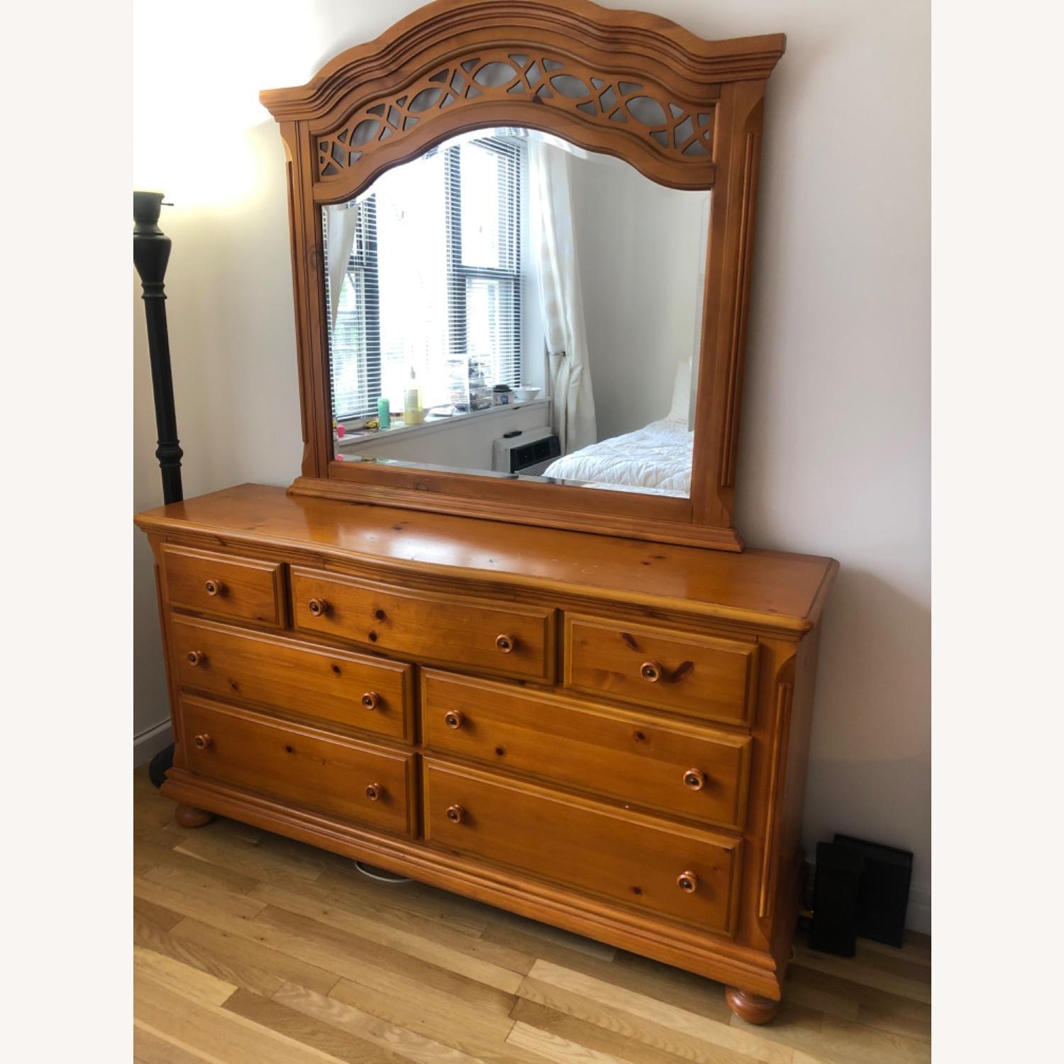 Raymour & Flanigan 7 drawers dresser w/ mirror AptDeco