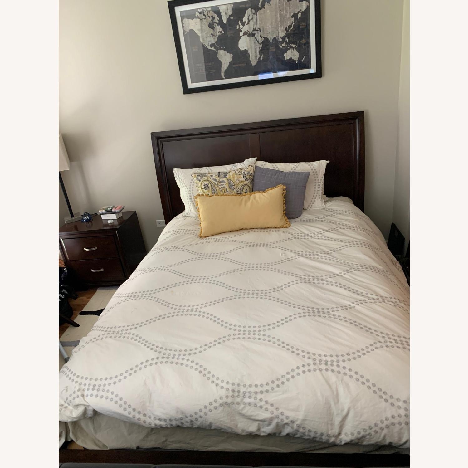 Rooms To Go Dark Wood Platform Queen Bed - image-4