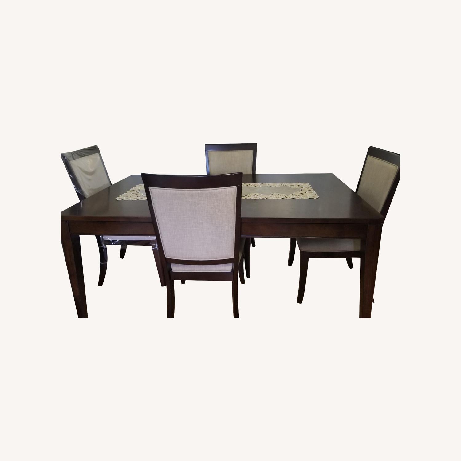Raymour & Flanigan Extendable Dining Table Set AptDeco