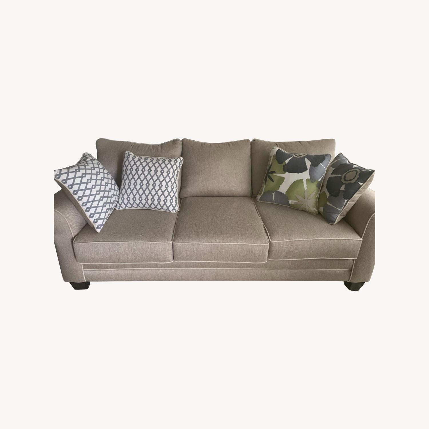 Raymour & Flanigan Sofa with Cushion AptDeco