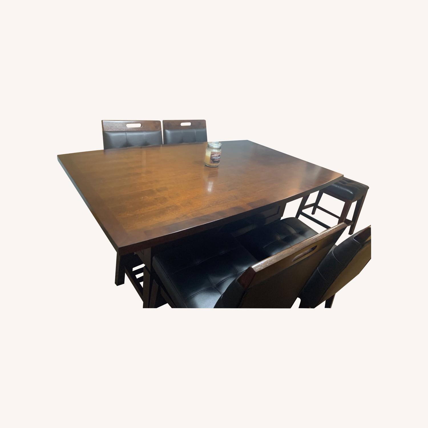 Raymour & Flanigan Dining Set with 4 Chairs and 2 Stools AptDeco