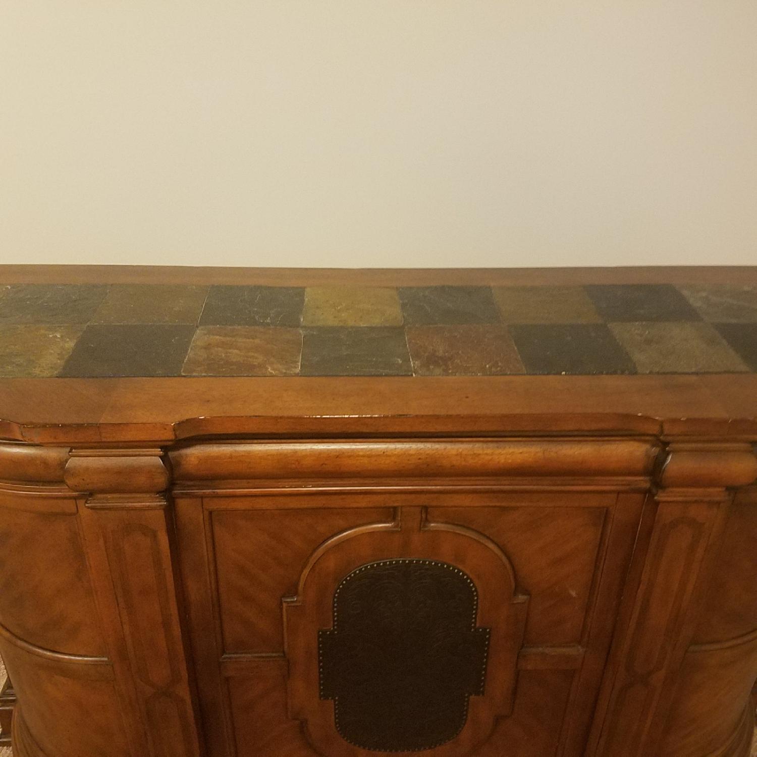 Havertys Bar w/ 2 Bar Stools AptDeco