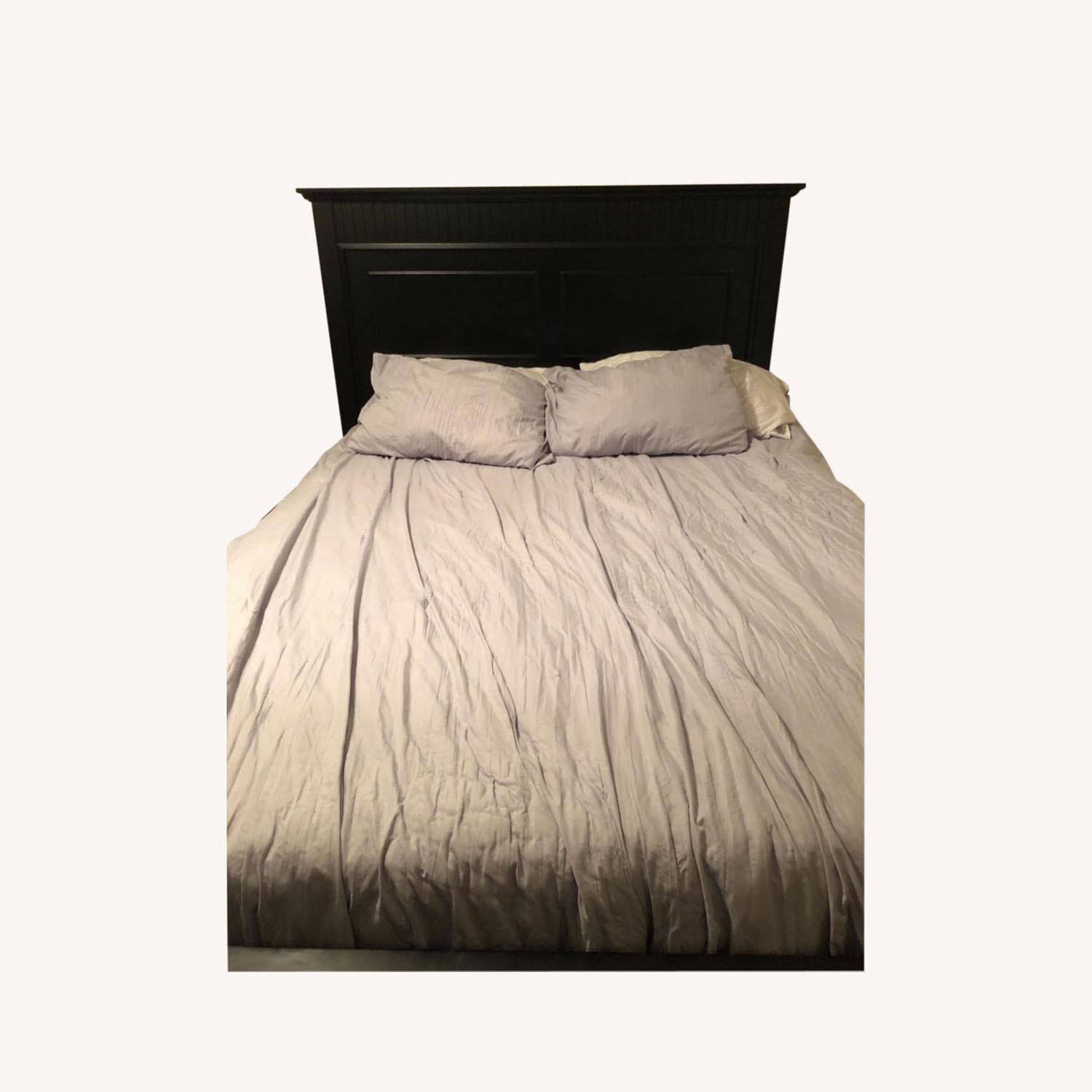 Bob's Discount Furniture Queen size Bed with Headboard AptDeco