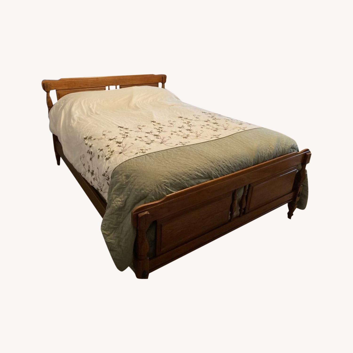 Young-Hinkle "Charter Oak" Full Size Bed - image-0