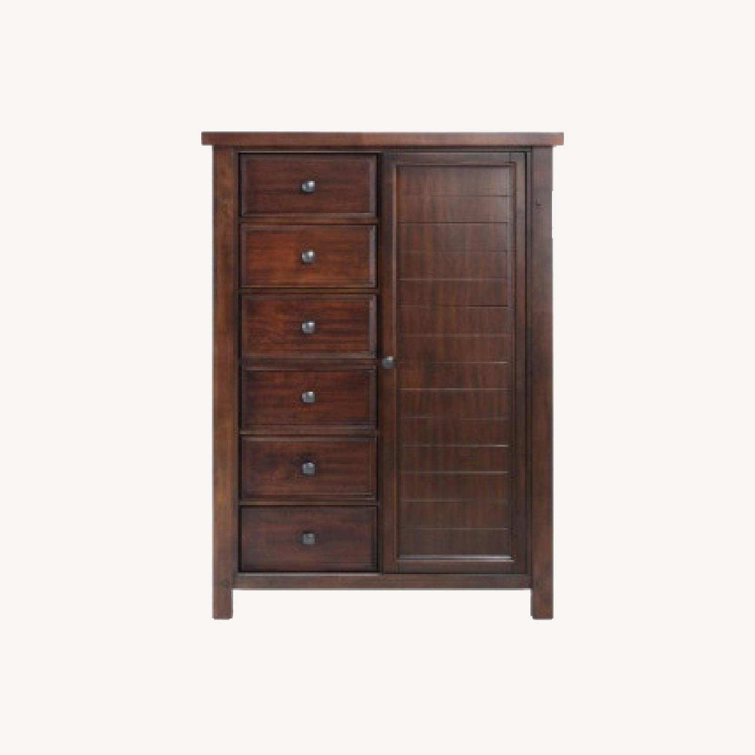 Hudson Gentleman's Chest AptDeco