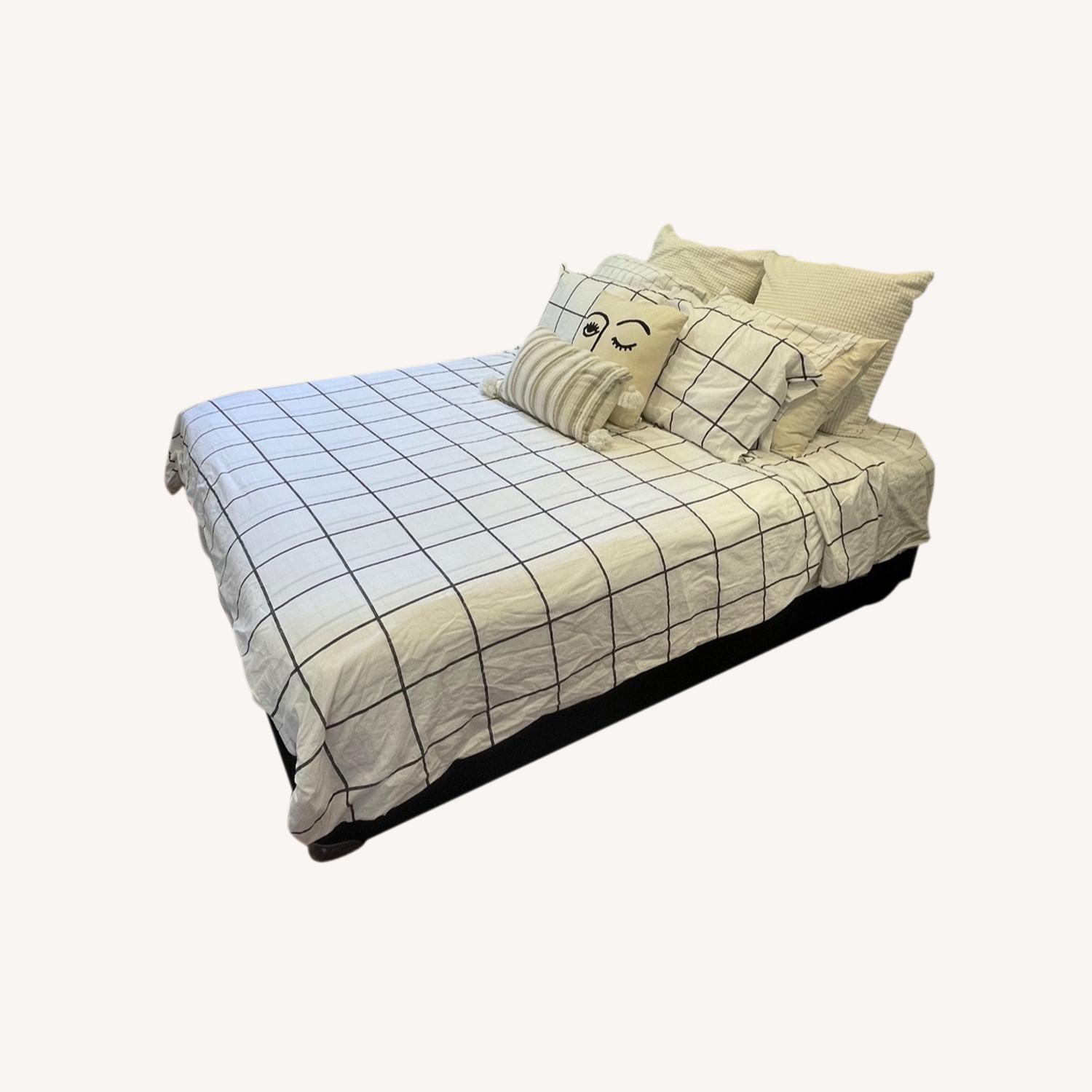 Sealy Queen Bed + Base AptDeco