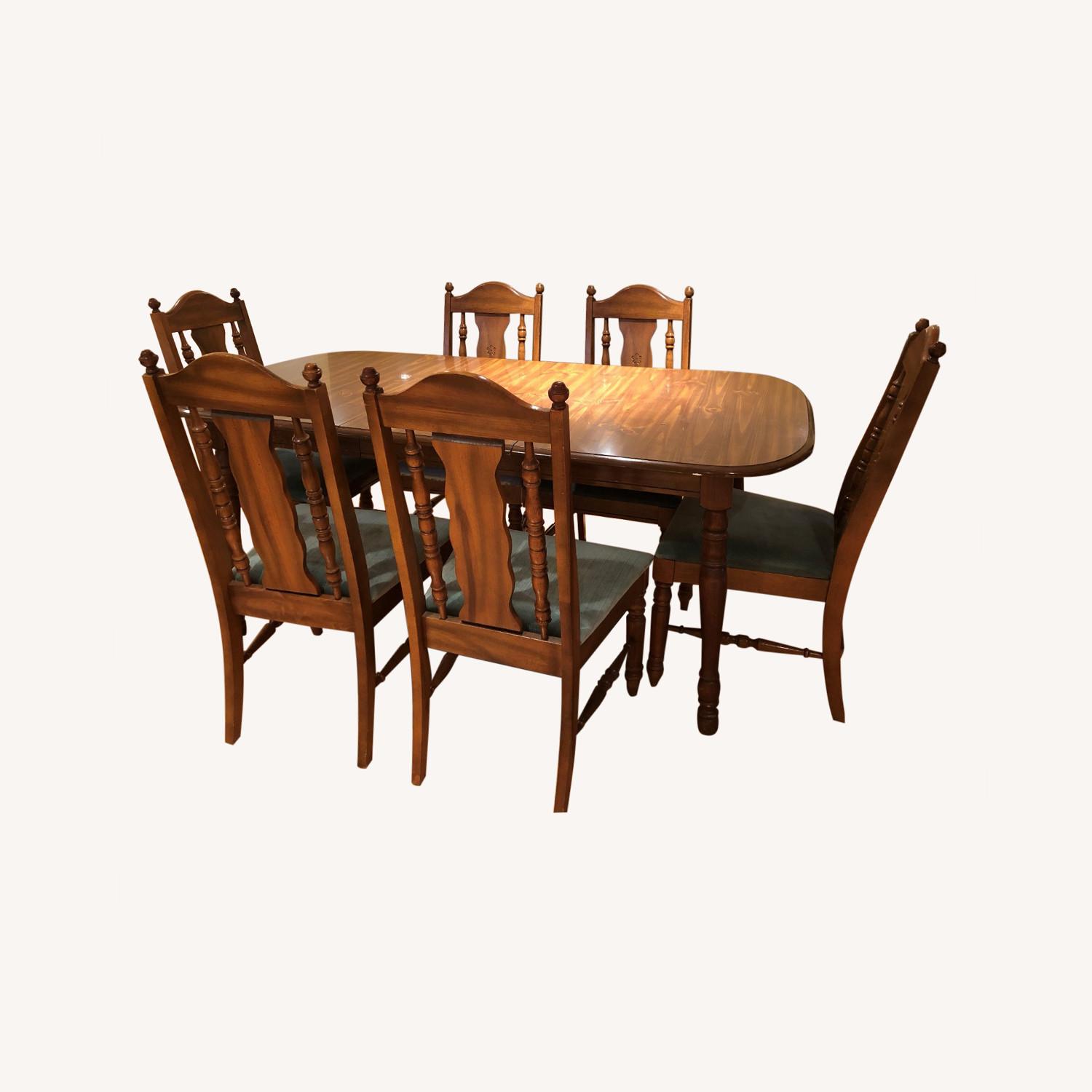 Broyhill Furniture Dining Table with 6 Padded Chairs AptDeco