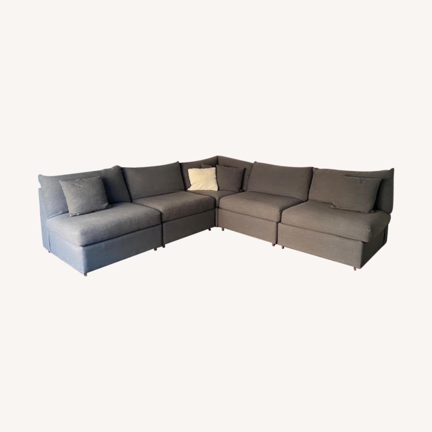 Bassett Beckham Sectional Sofa (Charcoal) AptDeco