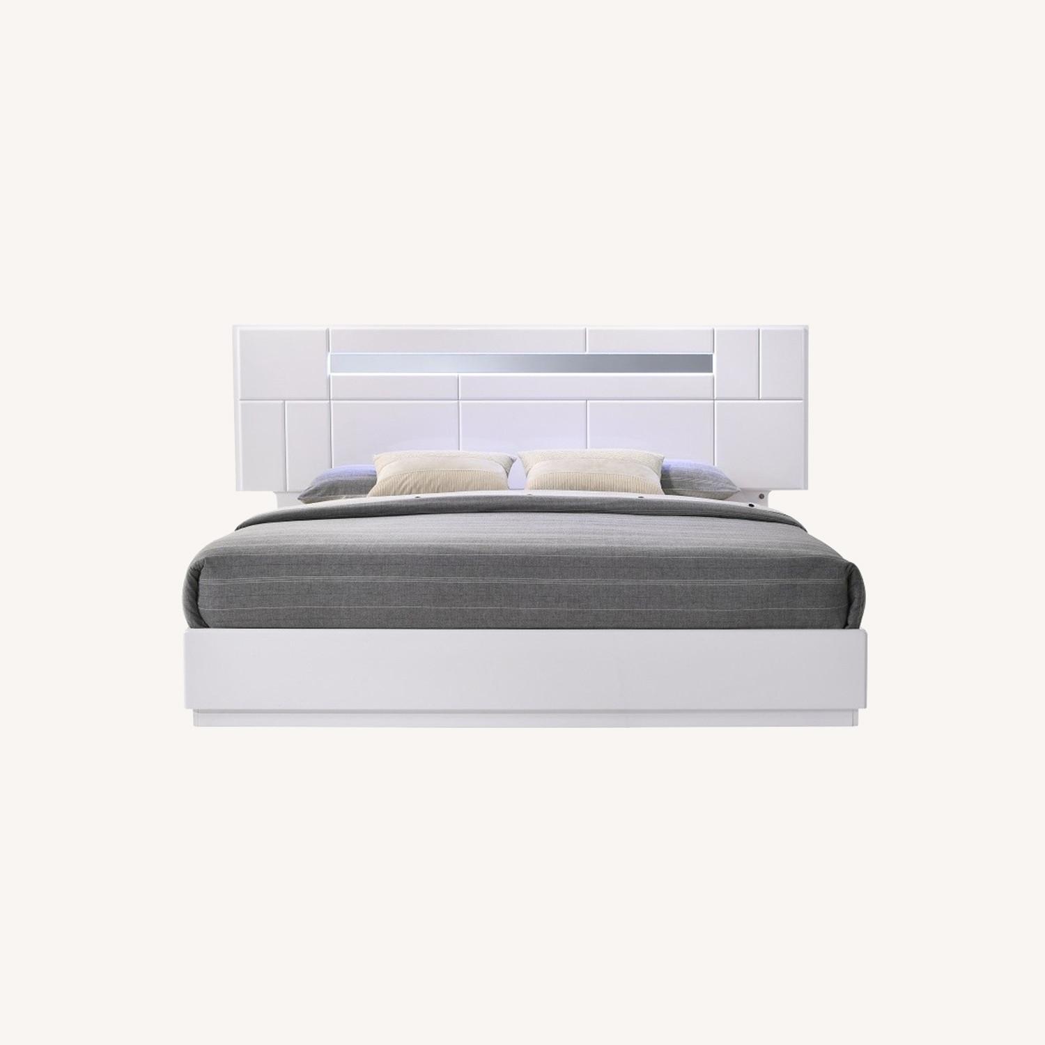 King Bed In White Lacquer Finish W/ Mirror Accent - image-3