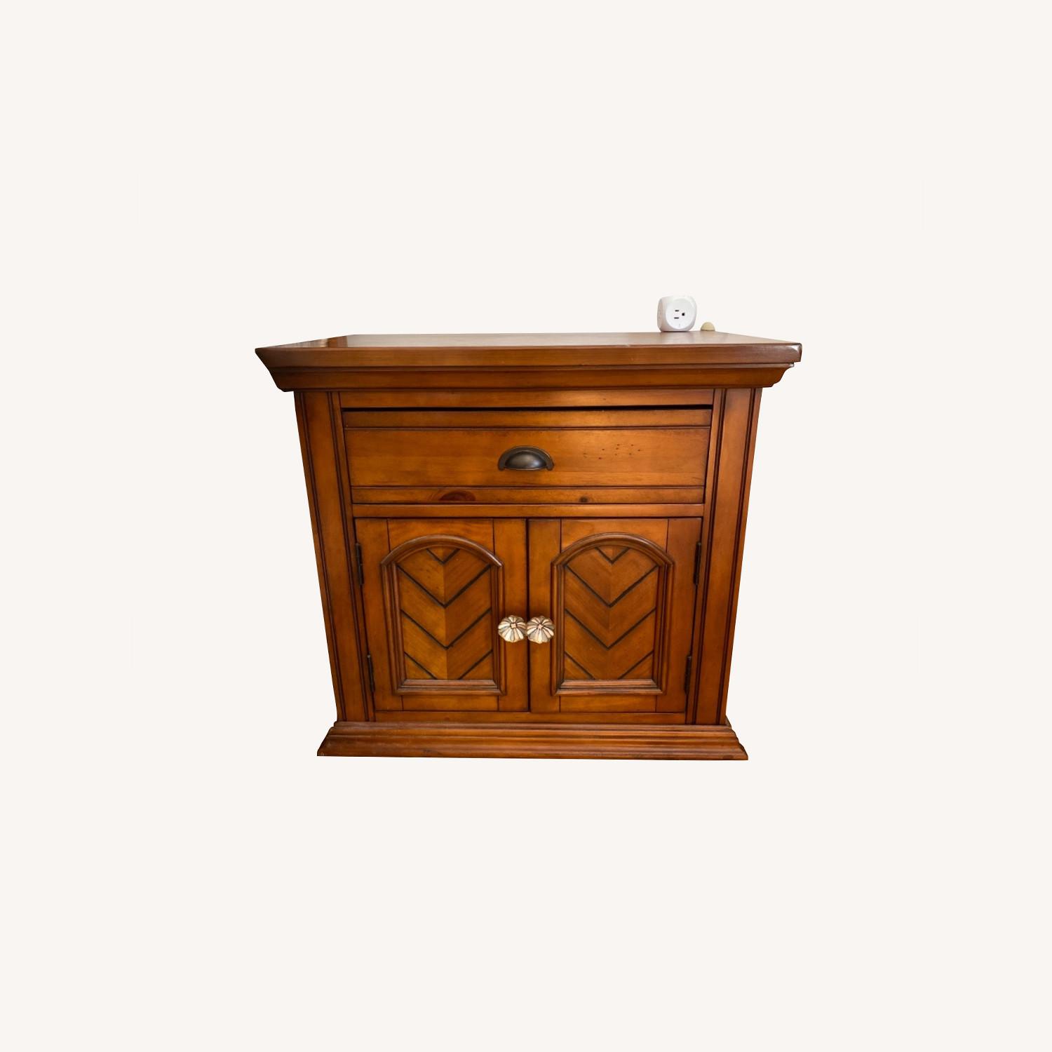 Solid wood NightstandBob’s furniture AptDeco