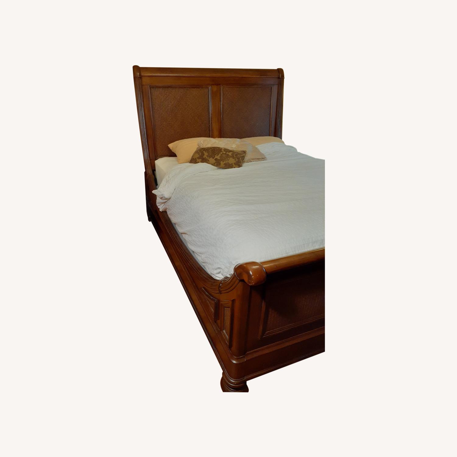 North Shore Furniture Sleigh Bed Queen - image-0
