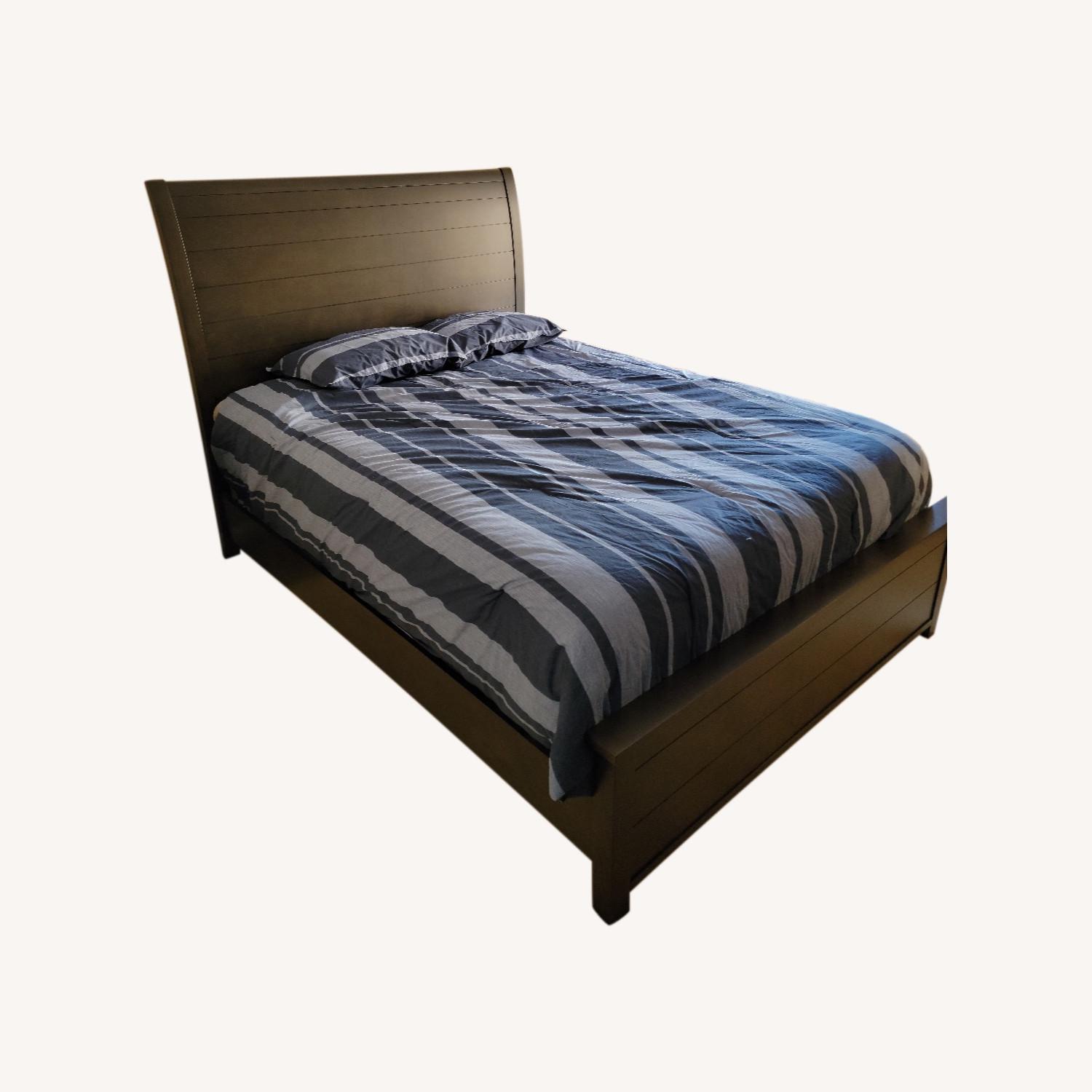 Raymour & Flanigan Queen Bed AptDeco