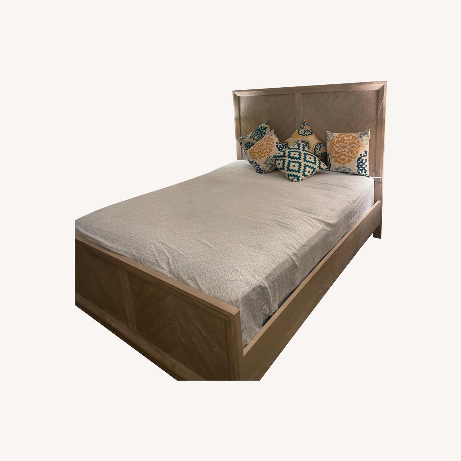 Contemporary Design Queen Size Bed AptDeco