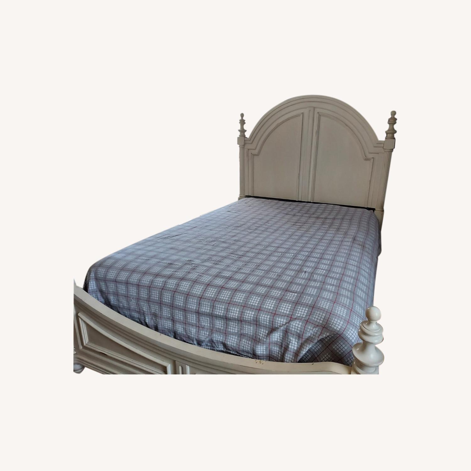 Classic, Timeless Antique White Queen Bed - image-0