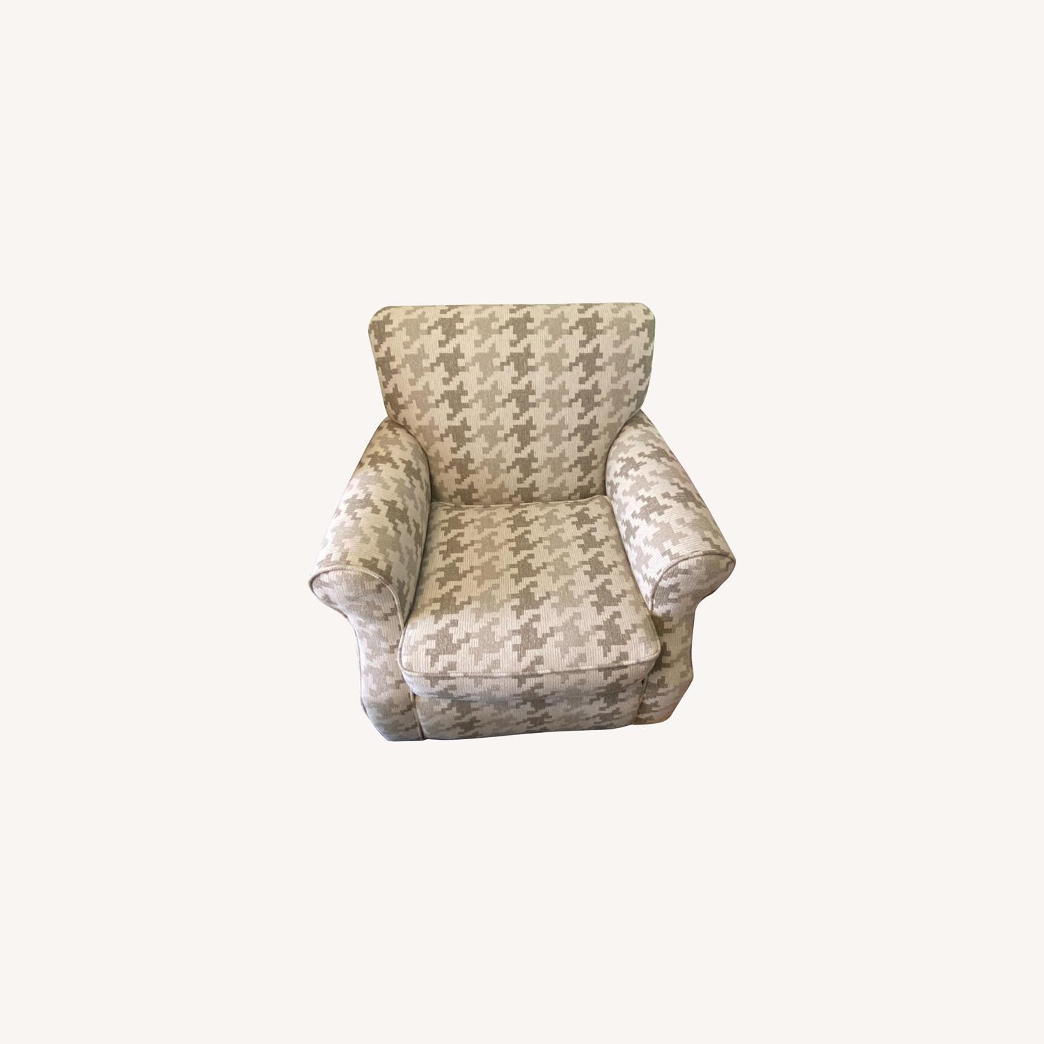 Raymour & Flanigan Houndstooth Swivel Chair AptDeco