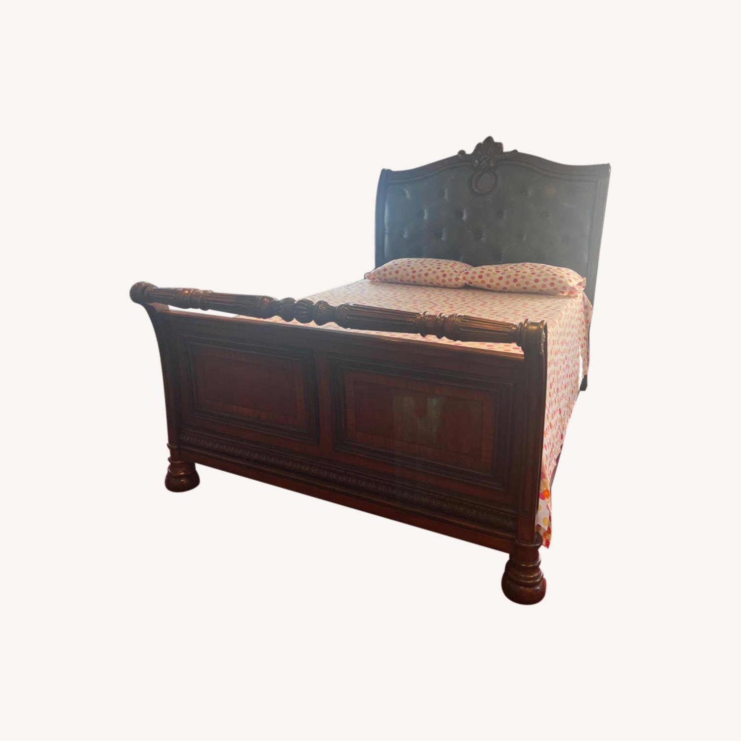 Victorian Style Queen Bed AptDeco