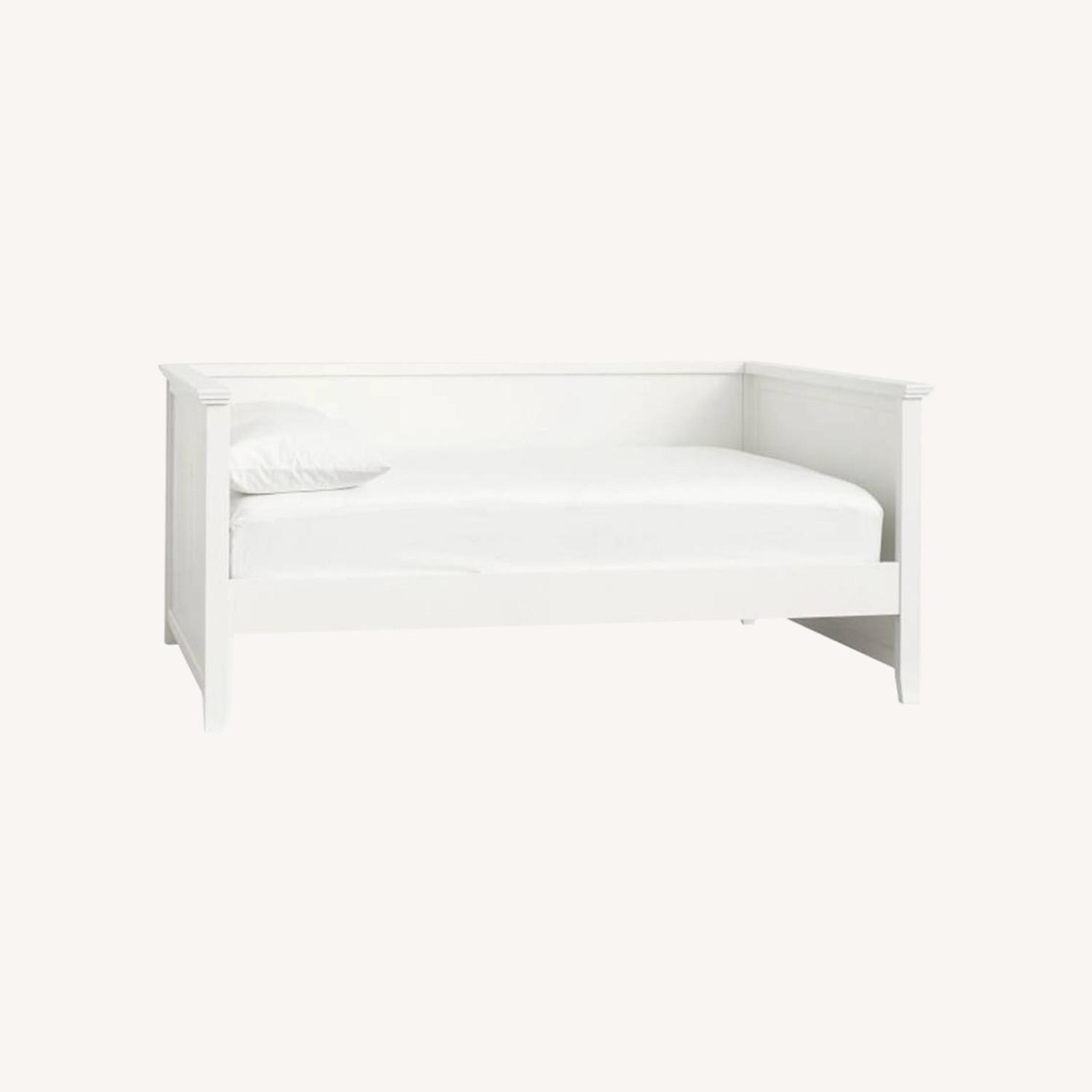 Pottery Barn Hampton Daybed (Twin Bed in White) AptDeco