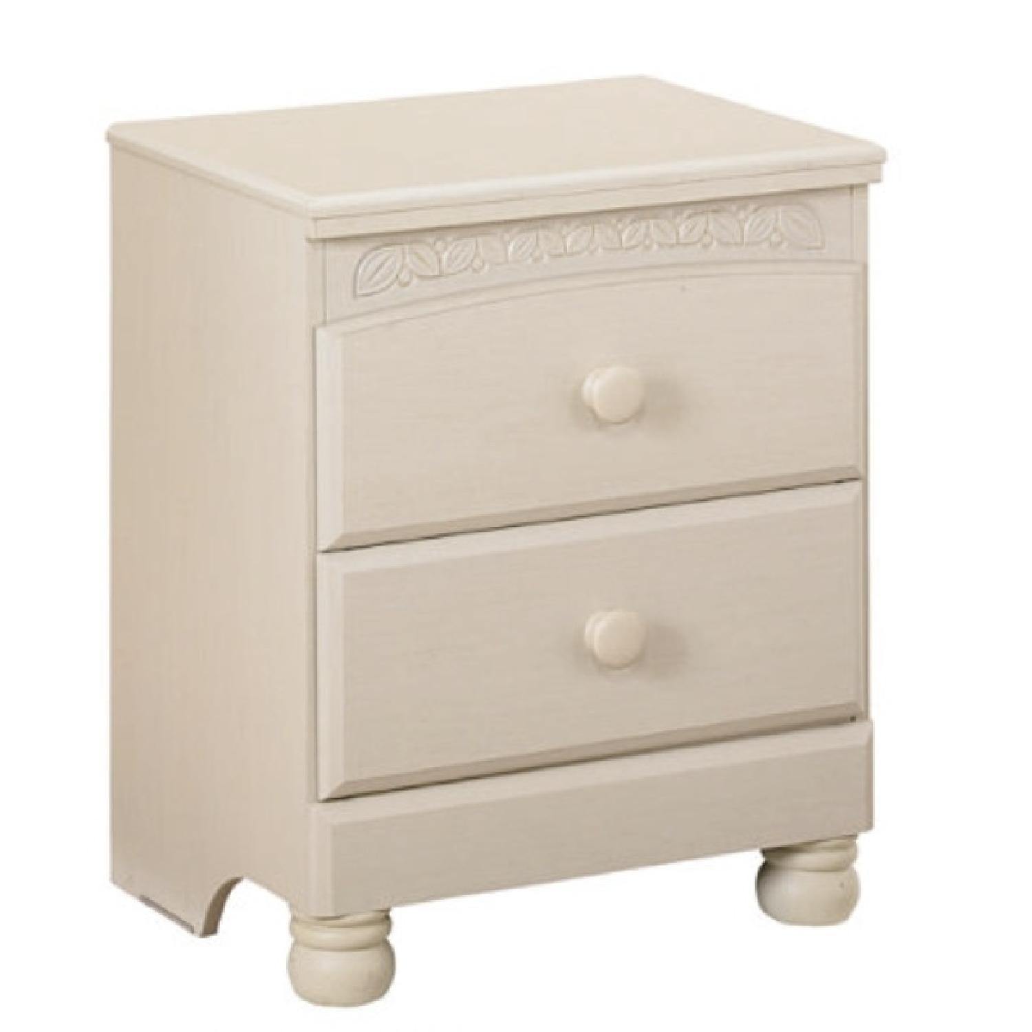 Ashley Side Table Cottage Retreat - image-8